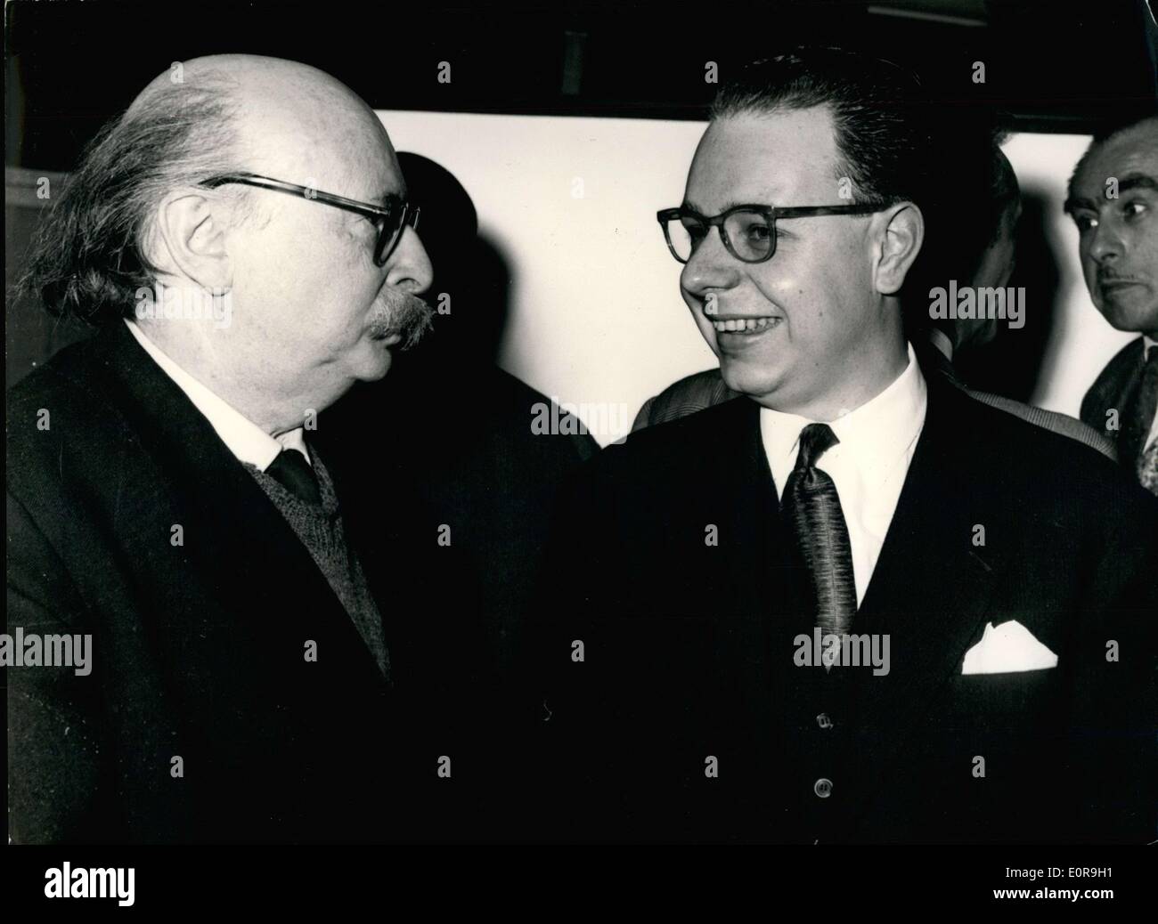 Ottobre 12, 1958 - Jean Rostand si congratula con Pelman Prix vincitore Louis Rey Foto Stock