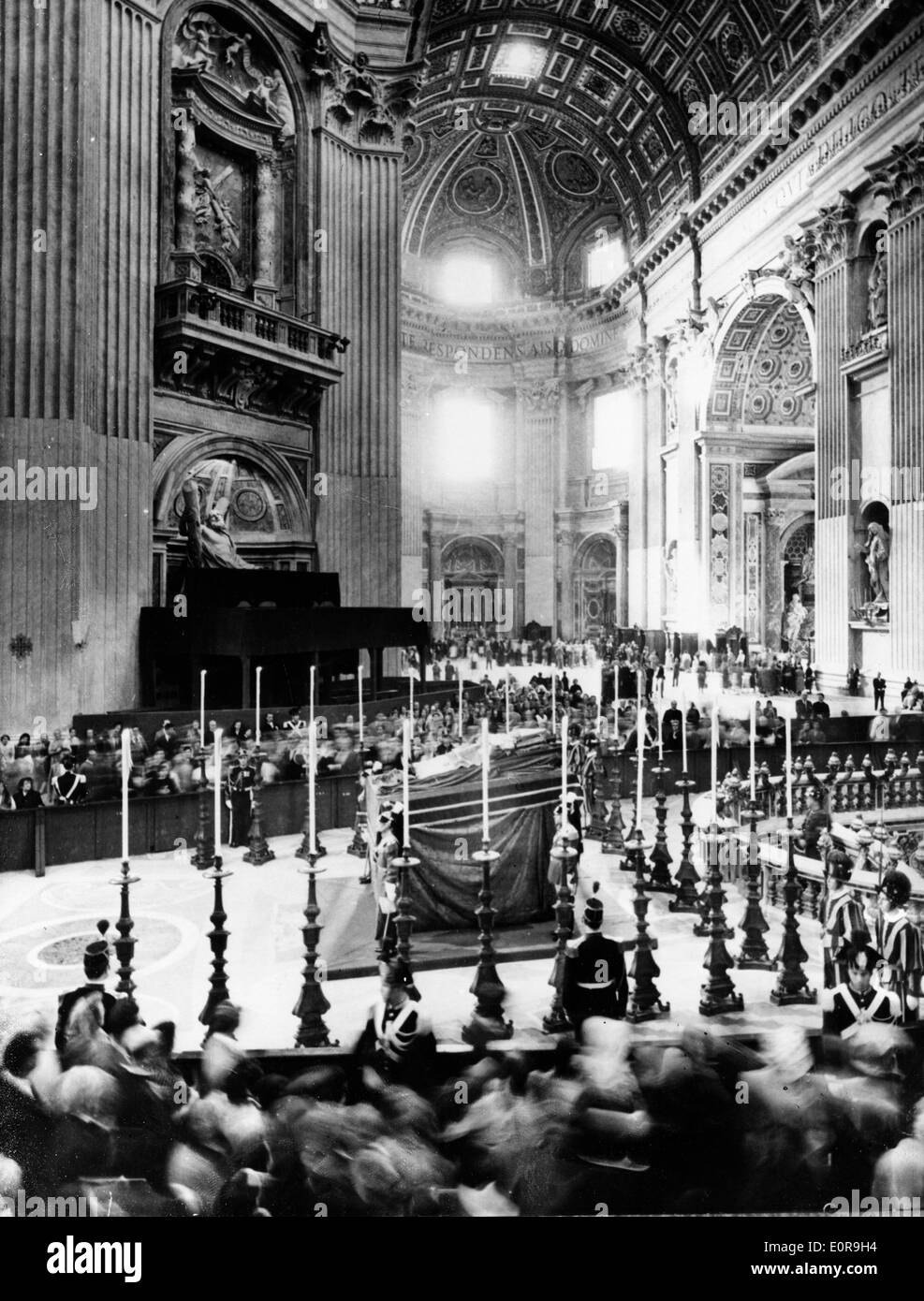 I cattolici di pagare i loro rispetti finale a Papa Pio XII Foto Stock