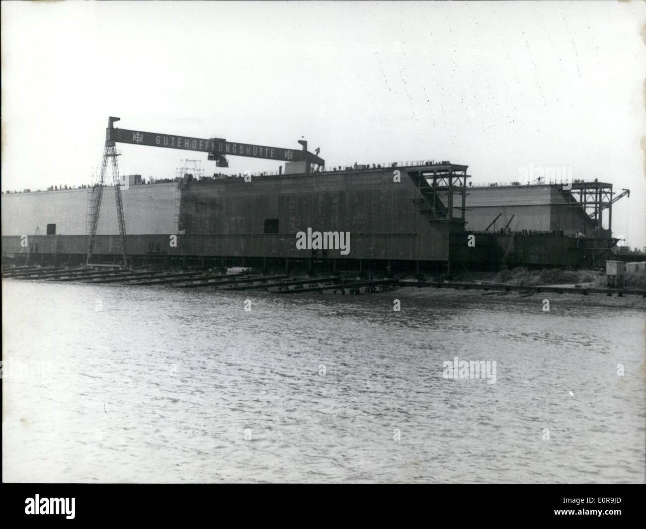 Sett. 09, 1958 - Il più grande bacino galleggiante del mondo: sarà fine settembre in tedesco Wharf Hamburg-Finkenwerder. è 210 metri di lunghezza e 47 metri di larghezza. Il costo di 16 fino a 18 milioni di DM. Esso può prendere le navi fino a 65 BRT. La foto mostra il gigante scatola di acciaio che è ancora al 'Gute Hoffnungsh&uuml;tten in fabbrica Blexen Nordenham vicino alla parte inferiore del fiume Weser. Foto Stock