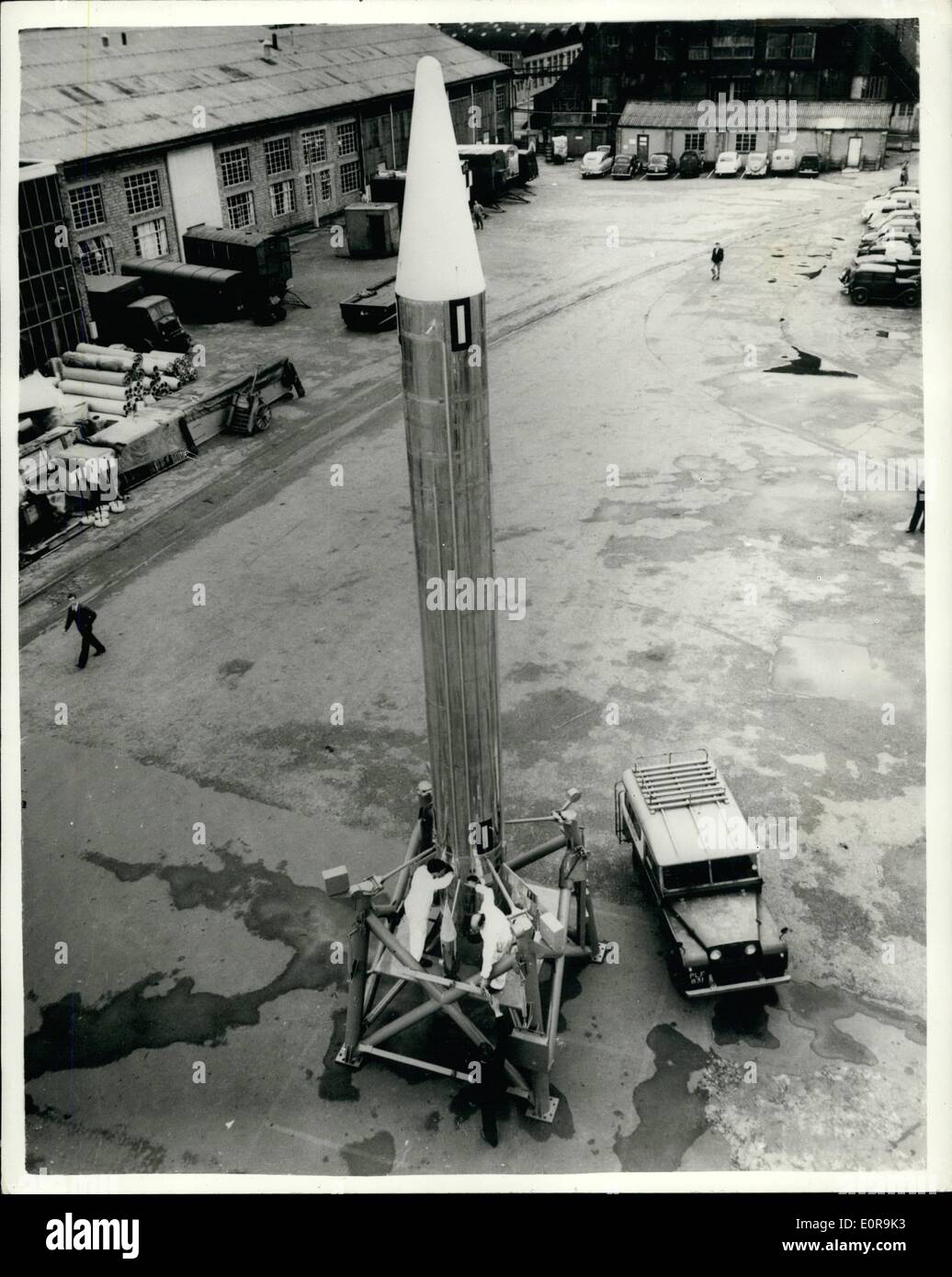 Sett. 09, 1958 - Cavaliere Nero prova di volo: una prova di volo di un razzo balistico - Il Cavaliere Nero - progettato per scopi di ricerca ha avuto luogo sulla gamma australiana a Woomera. La prova è stata effettuata con successo e il missile eseguita secondo le aspettative. Una serie di voli di prova del veicolo viene effettuata dal ministero dell'alimentazione in collaborazione con il Ministero australiano dell'offerta. Il razzo è stato progettato da un team guidato dal velivolo reale istituzione del Ministero di alimentazione per fornire i dati di ricerca Foto Stock