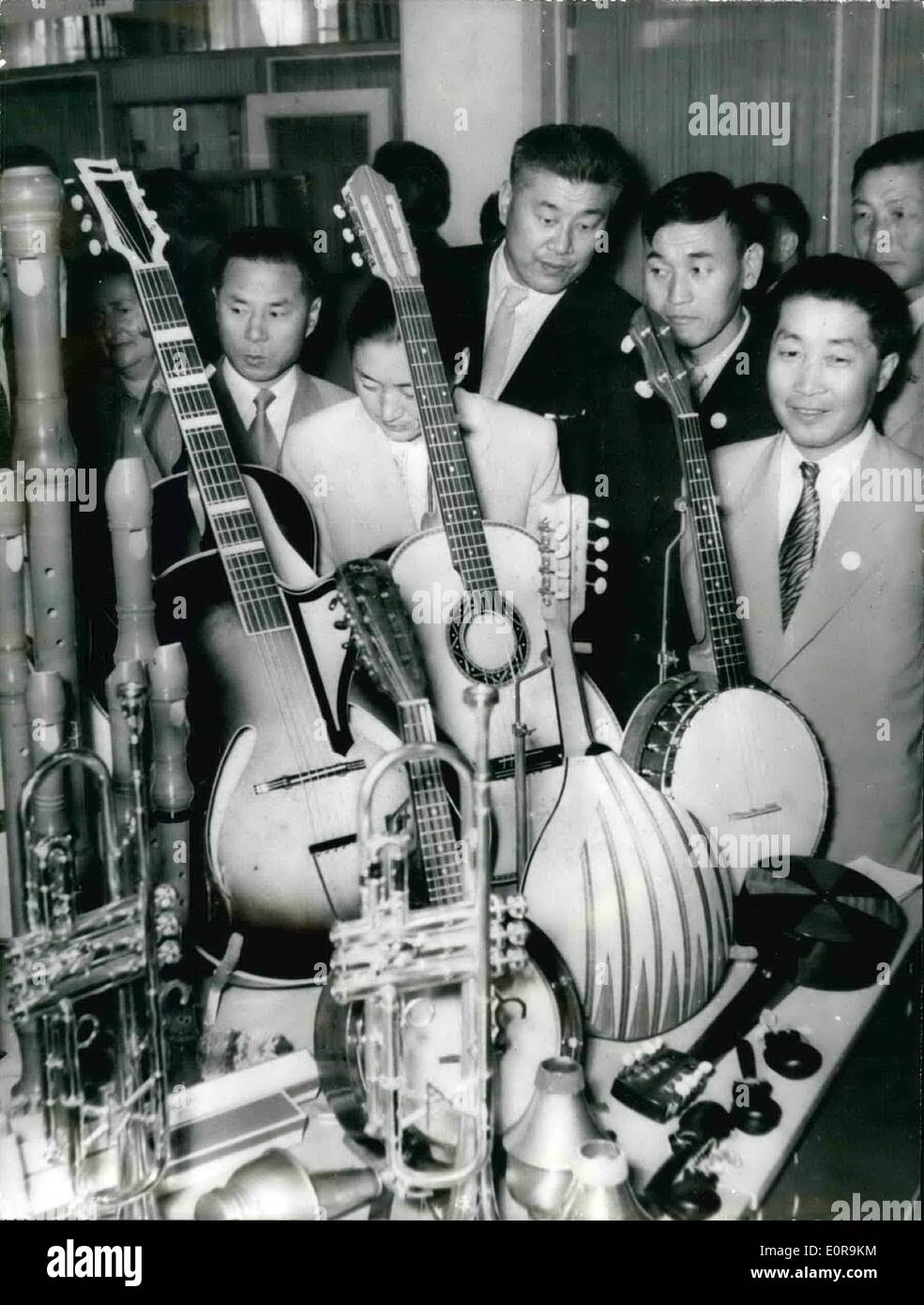 Sett. 09, 1958 - Leipzig-fiera: nord-coreana delegazione economica dalla leadership del Segretario per gli affari economici Dzih-Ban-Sun (destra in primo piano) visite lo stand dell'est-zona di strumento musicale industria. Foto Stock