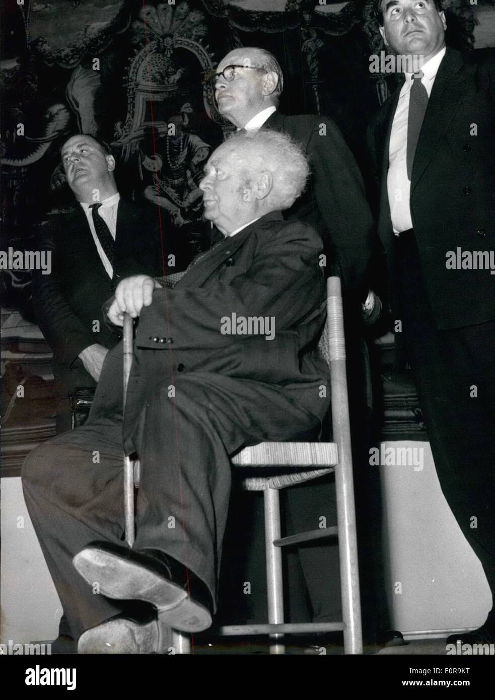 Sett. 09, 1958 - Il dipartimento di cultura del Europe-Union ha visitato la fiera di Monaco di Baviera secolo di Rokoko, che è sotto la loro protezione, oggi, lunedì 7 settembre 8th. Questa cultura dipartimento ha un incontro sull'ottavo e il nono di setp. a Monaco di Baviera. La foto mostra f.l.t.r. Il dott. Alexander King (Gran Bretagna) il presidente del dipartimento della cultura dell'Unione europea, l'ex ministro danese degli affari esteri, Ole Bjorn Kraft (seduta); l ex presidente del dipartimento di cultura , Herman Smitt-Ingebretsen (Norvegia) e il Dottor Walter Kuhn (Germania) del governo bavarese dal dipartimento della cultura Foto Stock