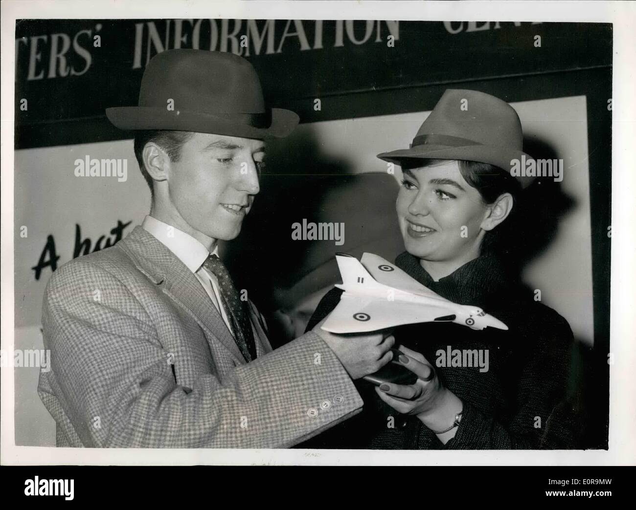 Sett. 09, 1958 - Nuovi stili a livello europeo cappello convenzione di Londra: un certo numero di personaggi sportivi dovevano essere visto a Londonderry House, Park Lane, questa mattina a provare di nuovo stile cappelli britannico al Parlamento cappello della convenzione - che si è tenuta a Londra per la prima volta. La foto mostra: Perry Spriggs di Cobham, Surrey e il calciatore Cliff Jones guardando un modello dell'ala a delta Bomber come essi sia all'usura 'Delta'' orlo cappelli - che è una evoluzione dello Sporting Robin Hood forme - e avente un lato tagliente-curl con una stretta dip attraverso la parte anteriore della tesa - presso la convenzione di questa mattina. Foto Stock