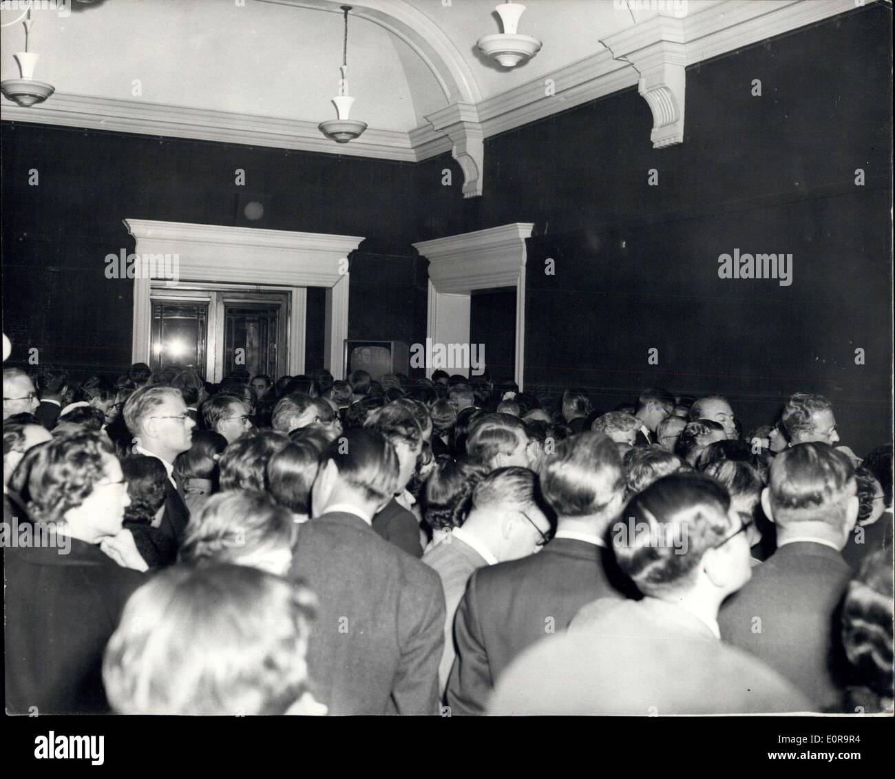 16 ottobre 1958 - Vendita storico da Sotheby's sette dipinti impressionisti venduti per 81, 000: sette dipinti impressionisti erano siold per 81.000 in 21 minuti a Sabato notte scorsa, sei di essi wil andare in America, e il settimo era sia da parte di un concessionario di Londra. Il prezzo più alto di 20.000 pagato per Cezznne's ''Ragazzo in un gilet rosso'' più del doppio del record mondiale di 40, 000 pagato per un Gauguin a Parigi lo scorso anno. È stato sia dal sig. George Keller, dell'Carstaris Gallery di New York. Van Gogh, ''Giardino Pubblico di Arles'', venduto per 32.000, e Manet è ''bandiere in rue Mosnier'' Foto Stock