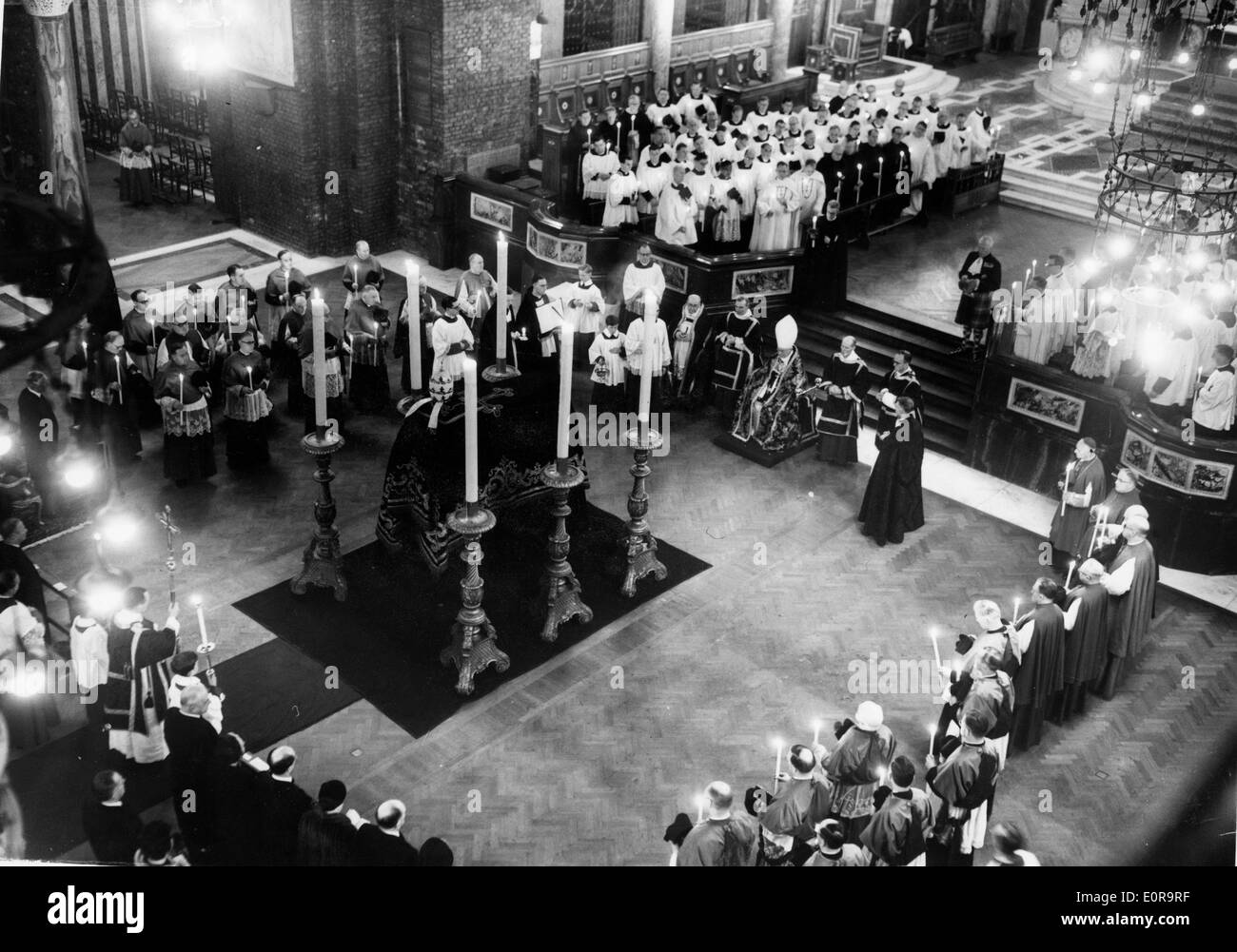 La Santa Messa in suffragio del defunto Papa Pio XII Foto Stock