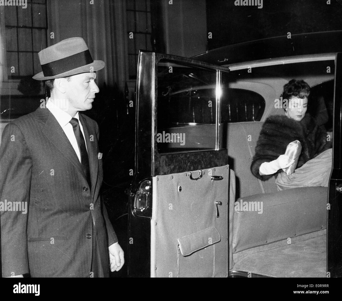 Il cantante Frank Sinatra con Lady Adelle Beatty Foto Stock