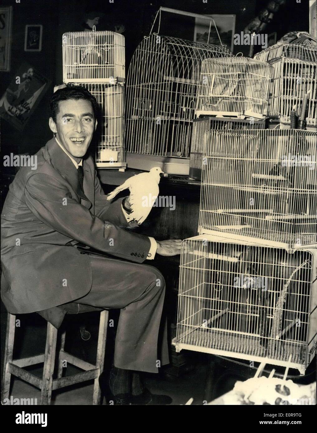 Ottobre 24, 1958 - Uccelli per accompagnare il cantante del considerando: Italiano Crooner Raoul Magrini è ora a Parigi con il suo ''disegni'' di uccelli. Magrini ha realizzato un colpo cantando le sue canzoni con accompagnamento di uccello canto. OPS.: Raoul Magrini con il suo canto degli uccelli a Parigi. Foto Stock