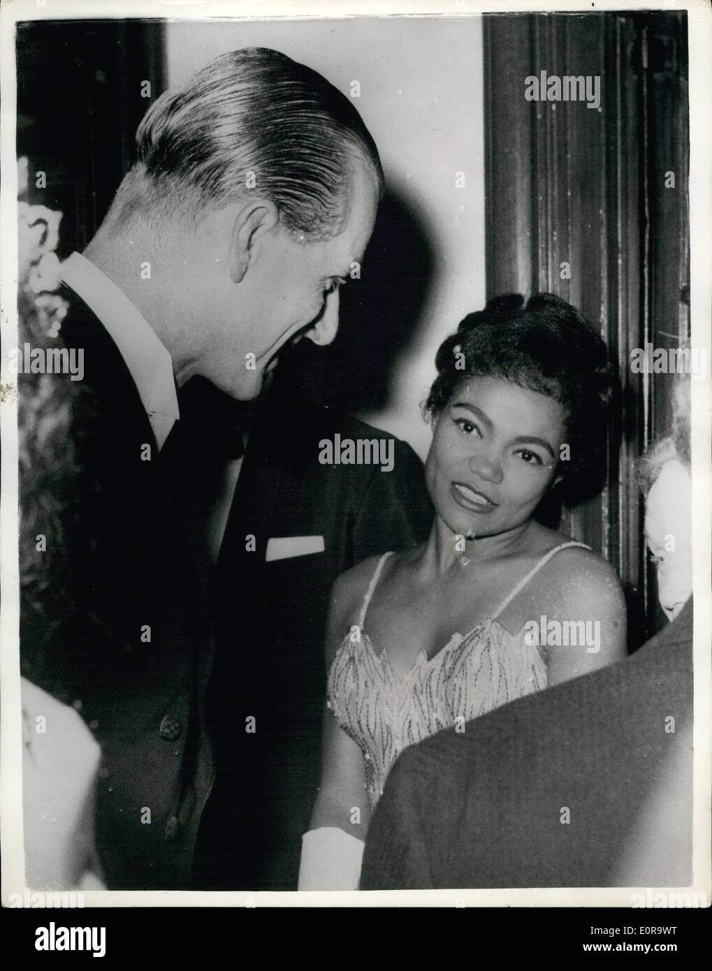 Nov. 04, 1958 - 4-11-58 Royal Variety Performance. Il duca colloqui con Eartha Kitt. Il Duca di Edimburgo ha una parola per colorato cantante Eartha Kitt durante le presentazioni dopo la Royal Variety Performance at The London Coliseum ultima sera. Foto Stock