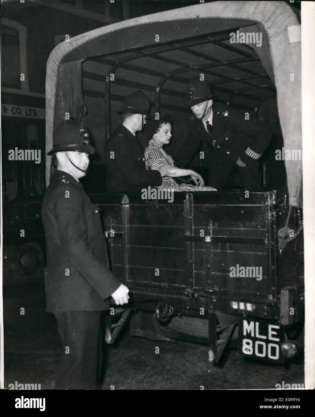 Sett. 09, 1958 - nero - bianco scontri razziali ancora una volta a Notting Hill Gate. La donna in una polizia van: molti arresti sono stati effettuati la scorsa notte in bianco nero scontri razziali che scoppiò di nuovo per la quarta notte in successione a Notting Hill Gate area di Londra. La foto mostra una donna in un carro di polizia dopo i tumulti di Blenheim Crescent, Notting Hill Gate la scorsa notte. Foto Stock