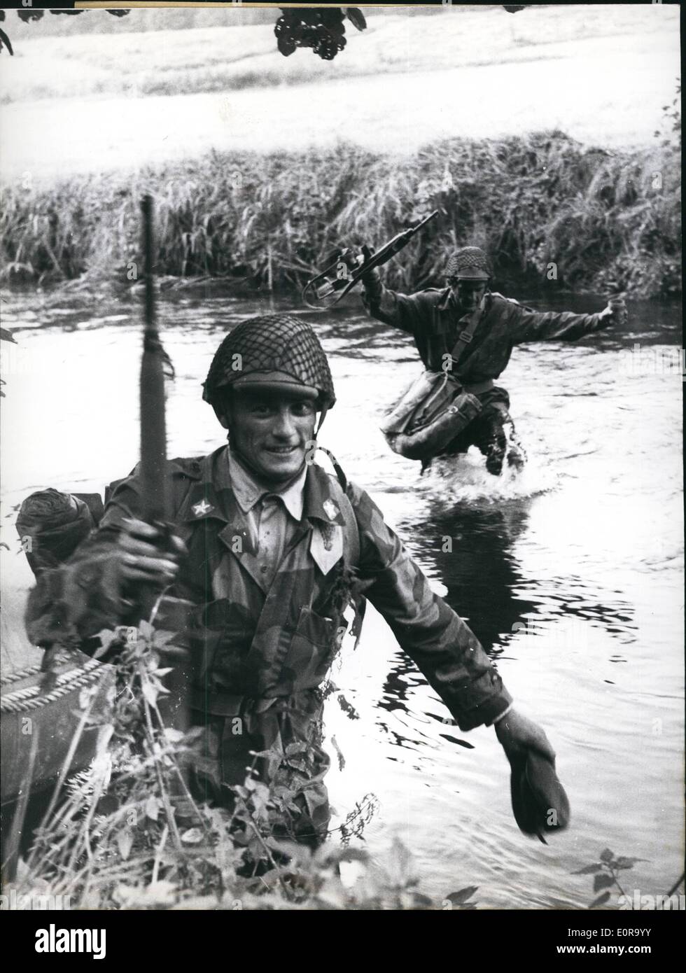Sett. 09, 1958 - Mannouvres in North-Germany: l'esercito tedesco ha appena l'autunno-mannouvres in North-Germany nel distretto di Foto Stock