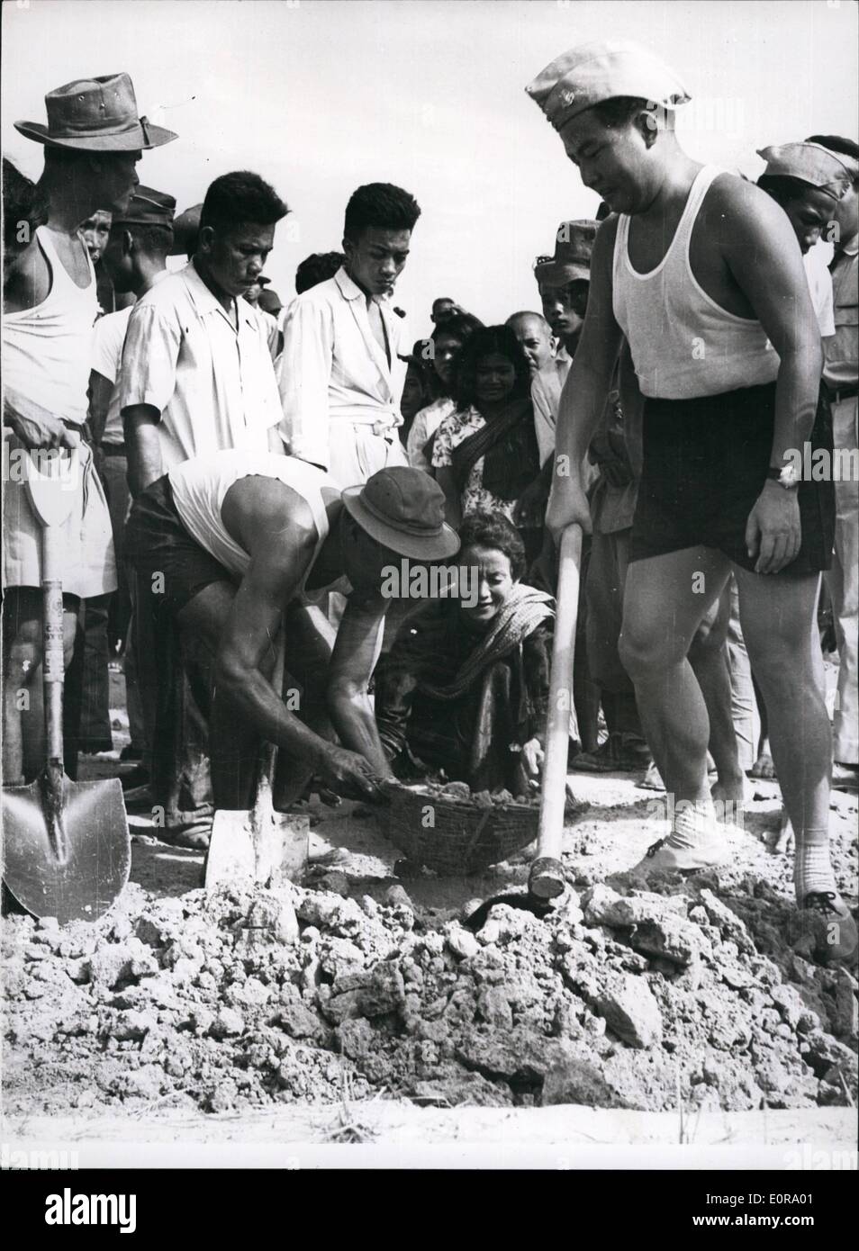 Sett. 09, 1958 - Il principe Norodom Sihanouk inaugura il suo '"di lavoro " politica in Cambogia. Sotto la guida del principe Norodom Sihanouk, Primo Ministro della Cambogia - 30.000 un cambogiano ha preso parte alla costruzione di una 13 km lungo la strada che collega il villaggio di Dangkor e Wat Sleng, a circa 20 Km dalla capitale. Questa è stata l inaugurazione del principe ''politica Orking'' - in cui tutti i funzionari del governo quali princess - M. Ps - i soldati - polizia ecc. Deve trascorrere un mese un anno al lavoro manuale - nei campi o in fabbrica Foto Stock