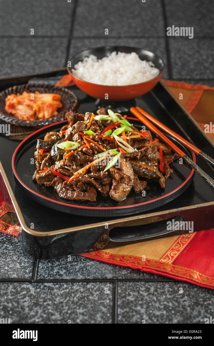 Carni bovine Bulgogi. Grigliate di carne di manzo marinato con riso e kimchee. Corea cibo Foto Stock