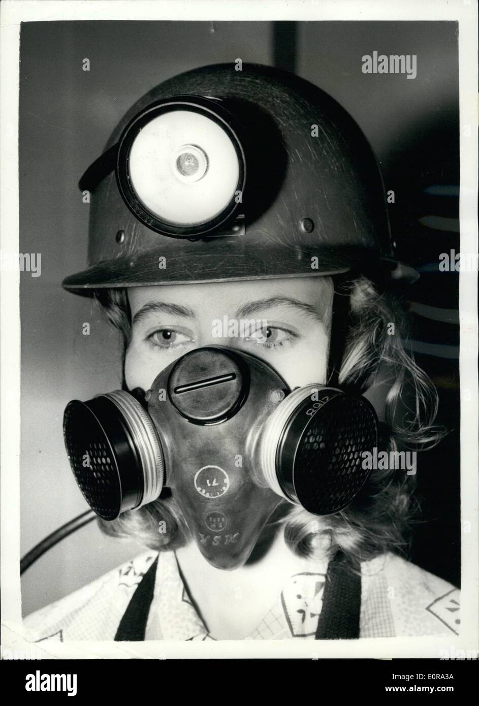 Sett. 09, 1958 - Mine Safety Appliances in mostra: le Mine Safety Appliances Company che è stata una delle prime aziende americane di stabilire in Scozia dopo la guerra sarà il prossimo mese inizia la produzione di una gamma completa di nuovi apparecchi di sicurezza attualmente ottenibili solo negli Stati Uniti, alcuni dei quali sono stati in mostra in occasione di una conferenza stampa oggi al Consiglio scozzese, a Londra. Mostra fotografica di Elizabeth Miller, 20, di Edimburgo, visto indossare un nuovo di peso leggero in fibra di vetro di pit casco, con montata la lampada di Edison e un ''compo'' polvere-Respiratore di protezione con una morbida facciale. Foto Stock
