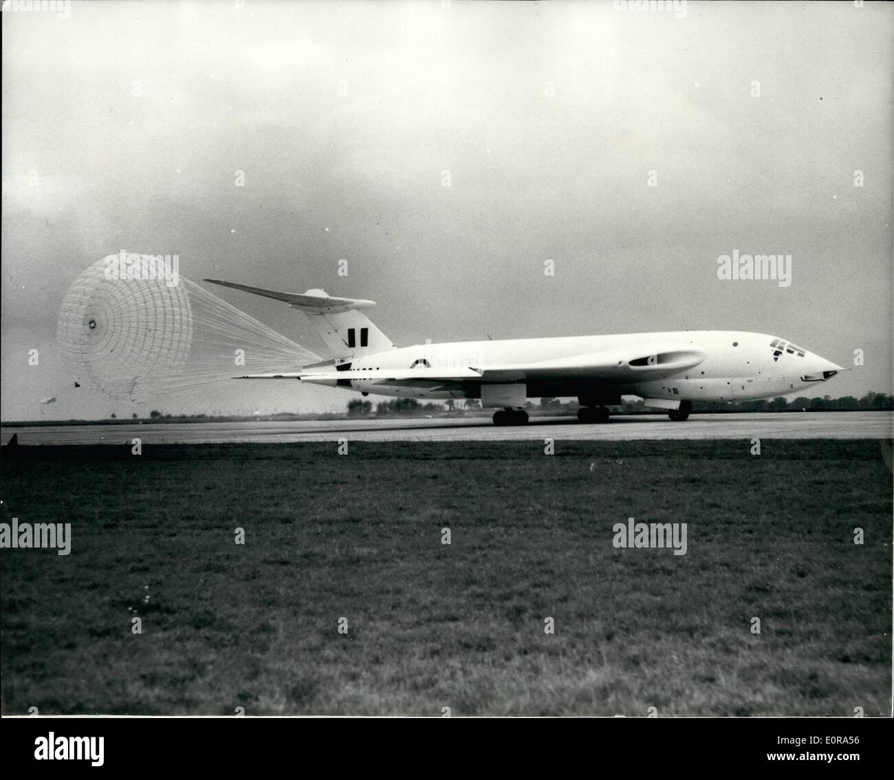 Sett. 09, 1958 - Non per l'uso prima di mezzogiorno 11-9-58. Handley Page vincitori in servizio con il R.A.F. Parachure freno sul pianerottolo.: l'Handley Page Victor - il più grande e più pesante della 'V' bombardieri è attualmente in servizio con l'R.A.F. n. 10. Squadrone - a R.A.F. Cottesmore. In corrispondenza della sua altezza di funzionamento il Victor può outfly e battere qualsiasi Fighter Squadron in servizio oggi. La foto mostra uno dei vincitori utilizza un paracadute scaricatore in atterraggio a R.A.F. Cottesmore. Foto Stock