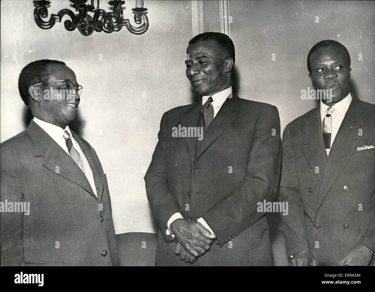 Sett. 09, 1958 - Primo ministro di Togoland francese a Parigi: il Primo ministro francese di Togoland è ora a Parigi dove è atteso per avere importanti colloqui con il governo francese. Mostra fotografica. Da sinistra a destra: Savi de Tove, altoparlante del Togo il parlamento, Sylvanius olymplo, Primo Ministro, e Santos, il Ministro della giustizia. Foto Stock