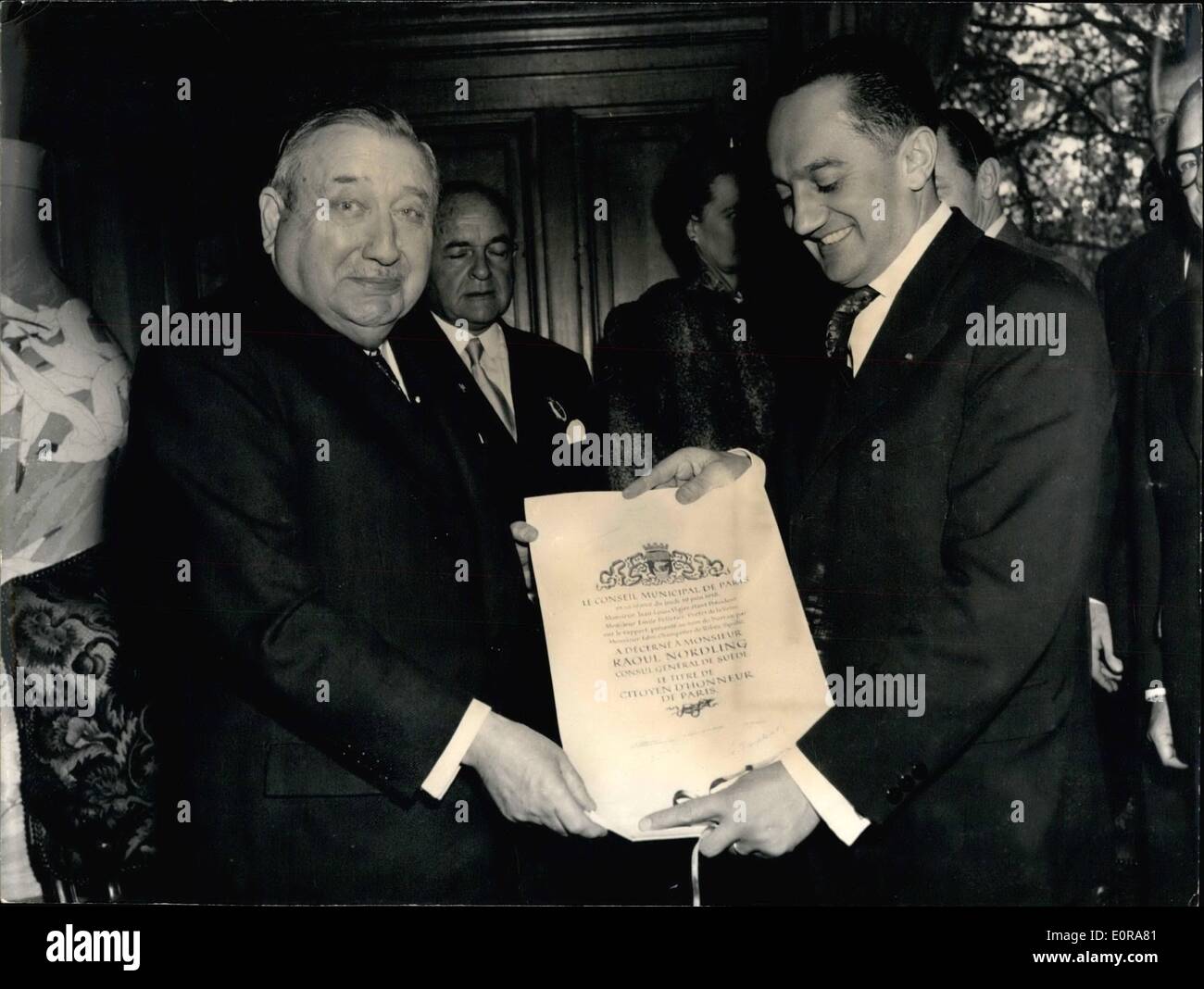 Nov. 11, 1958 - Nordling fatta di onorario Parigi - ha salvato in Francia la capitale dalla distruzione durante la guerra: M. Nordling, ex-console svedese a Parigi che ha prevalso su i tedeschi di non distruggere Parigi come erano in ritirata in agosto 1944, era fatto cittadino onorario della capitale durante una cerimonia di premiazione che si terrà presso il municipio di oggi. La foto mostra il M. Nordling (sinistra) tenendo il diploma consegnato da M. Vigier (destra) Presidente della Parigi del consiglio comunale. Foto Stock