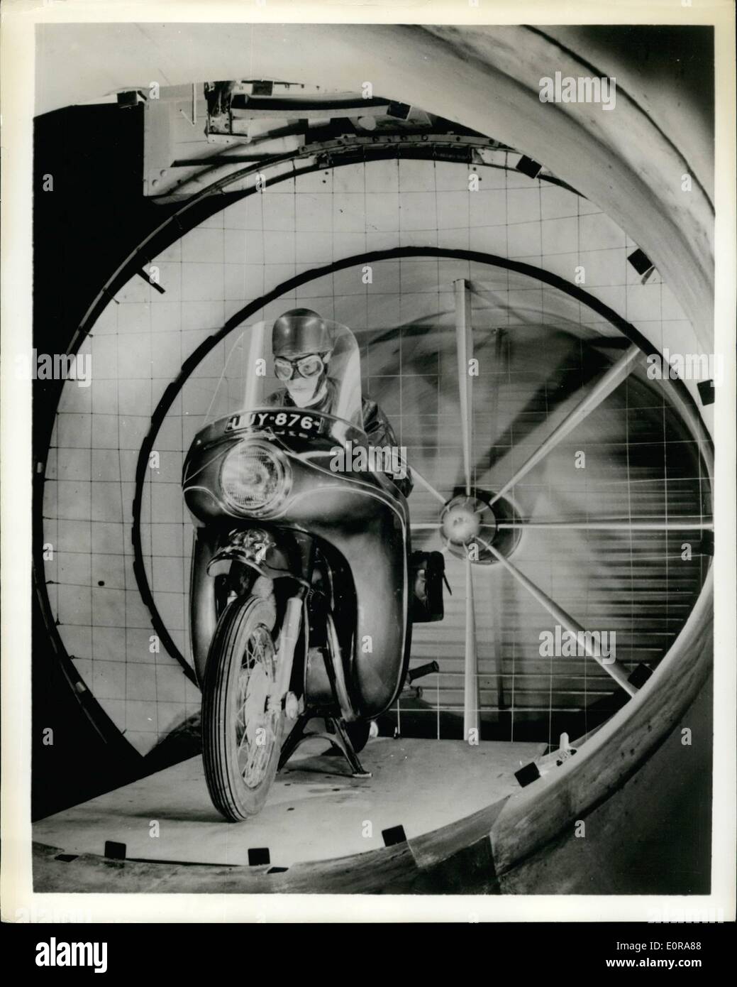 Nov. 11, 1958 - prove in galleria del vento di protezione semplificata: la razionalizzazione e il meteo e la protezione di crash sono stati aggiunti per motocicli da un britannico del costruttore di aeromobili e dimostrato al ciclo internazionale e ciclo del motore mostra, Londra, 15 novembre - 22nd. Una plastica rinforzata con vetro carenatura anteriore stampata integralmente il trucco. Macchina equipaggiata con esso vengono anche con i quadri della strumentazione dello stesso materiale. Mostra immagine:- Rider su un intuitivo Royal Enfield durante una bassa velocità di galleria del vento per verificare le caratteristiche del flusso d'aria Foto Stock