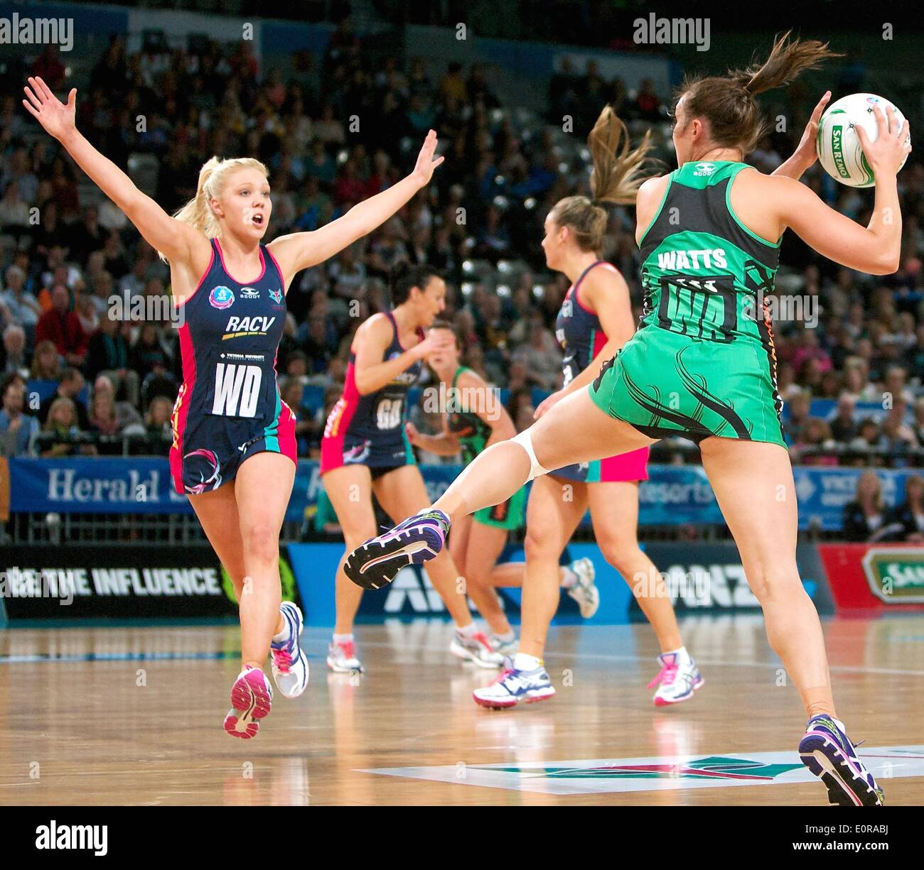 18 maggio 2014 - Melbourne, Victoria, Australia - KHAO watt della febbre tenta di passare la palla come kate MOLONEY di Melbourne Vixens cerca di fermare la sua durante la RD 12 match tra il Melbourne Vixens e sulla West Coast la febbre durante il 2014 ANZ Netball campionato a Hisense Arena. (Credito Immagine: © Tom Griffiths/ZUMA filo/ZUMAPRESS.com) Foto Stock