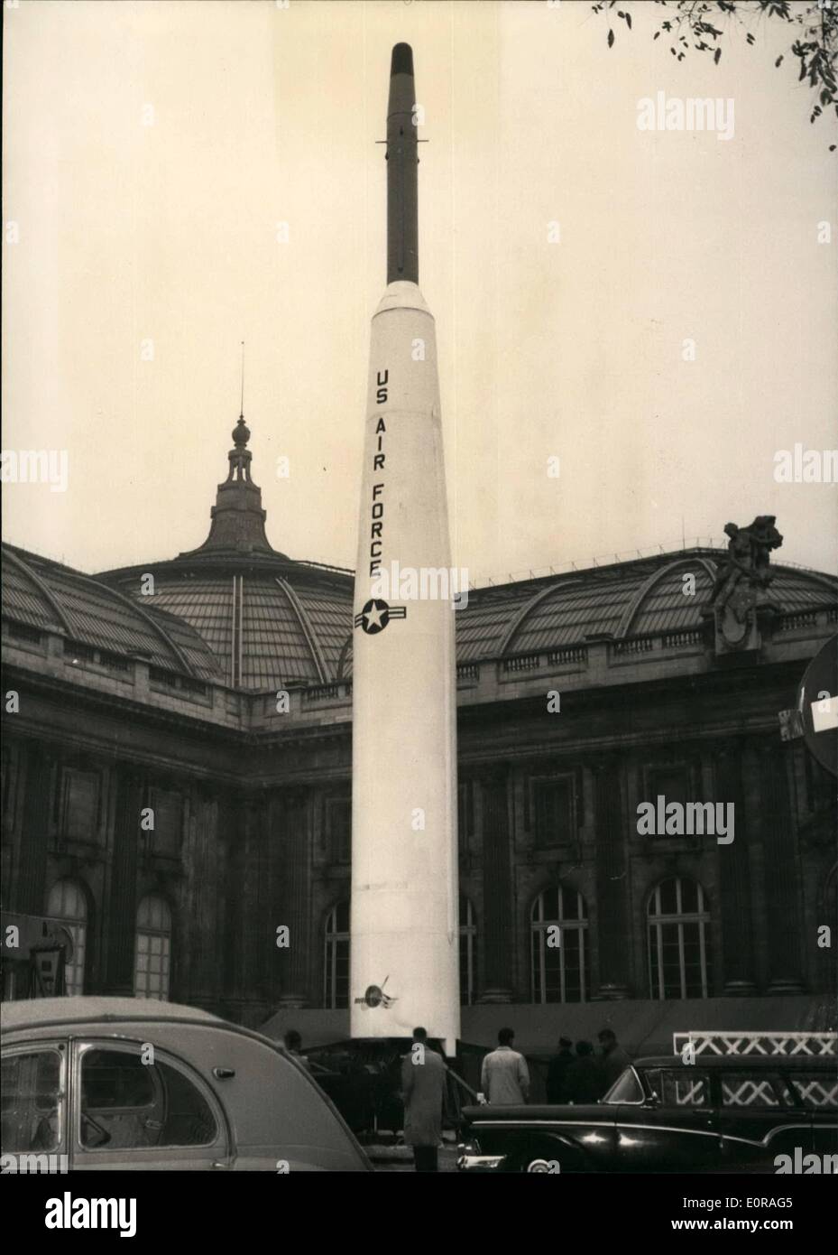 Nov. 11, 1958 - Modello di Pioneer In mostra a Parigi: una grande mostra sul viaggio nello spazio aperto oggi a Parigi. Un modello di Pioneer  arrivò a bordo di due Globemasters ieri sera. La foto mostra: American getto che è appena stato messo di fronte alla ''Palais de la Decouverte. Foto Stock