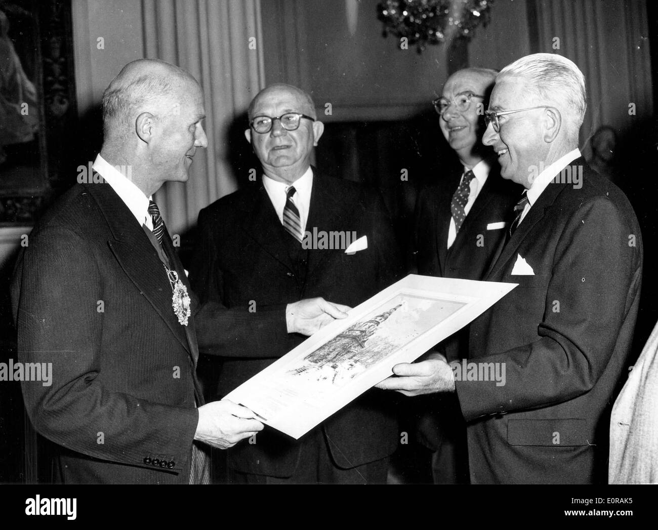 Il Sep 23, 1958 - Londra, Inghilterra, Regno Unito - File (foto) da sinistra, Sir DENNIS TRUSCOTT, Sindaco di Londra, riceve un attacco dal U.S. città di Baltimora ha presentato da EDWARD CORCORAN, CHARLES P. CRAIN e AVERY W. HALL, a Mansion House. Foto Stock