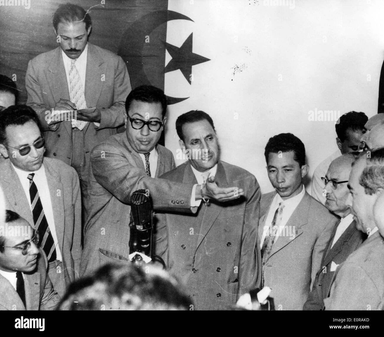 Il Sep 23, 1958; Cairo, Egitto; più di duecento notabili locali, giornalisti e fotografi hanno partecipato alla proclamazione della "libera governo algerino' presso il Garden City sede al Cairo. Visto durante le cerimonie YOUSSEF BEN KHEDDA, ministro degli Affari sociali, MOHAMED YASID, il ministro delle informazioni, il Primo ministro FARHAT ABBAS, ABDALLA BEN TOUBAL, ministro degli Interni, AHMED EL TEWFICK MEDANI degli affari culturali e il dottor AHMED Francesco delle finanze. Foto Stock