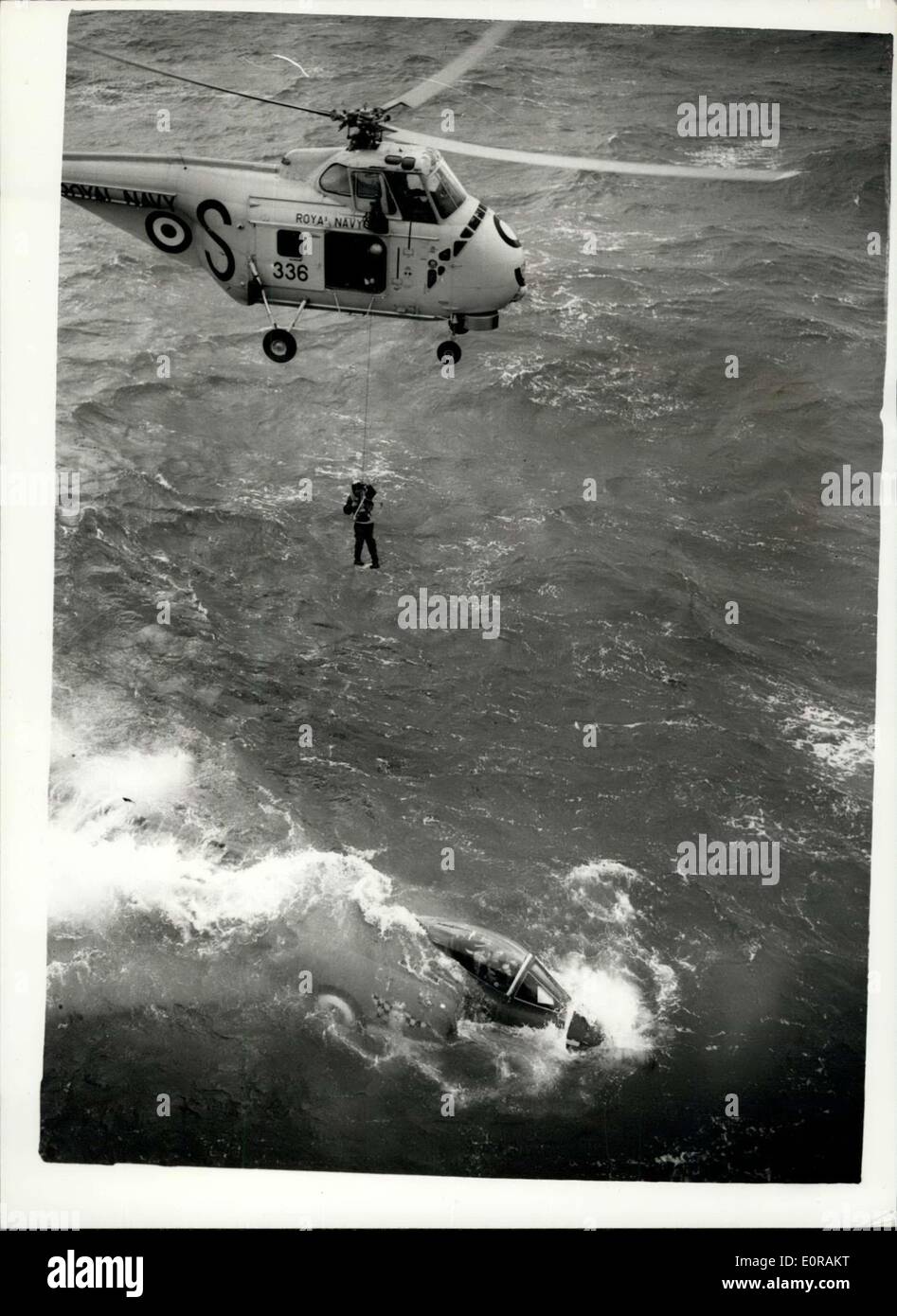 Sett. 25, 1958 - Scimitar crash aereo in mare quando si atterra sulla portaerei: uno della Marina è di nuovo twin-motore Scimitar aeromobili del Fleet Air Arm, si è schiantato in mare questo di er-mezzogiorno, quando lo sbarco sulla portaerei H.M.S. Vittorioso a Portsmouth. Il velivolo è affondata con il pilota, il CDR J.D. Russell ancora in essa. H.M.S. Vittorioso, che ha subito una lunga riattaccare andato a mare fro Portsmouth per la prima cravatta come un R.N. Nave. Essa è stata consegnata al capitano di lunedì. Lei era di andare a prendere il suo aereo prima di andare alla nave mediterraneo Foto Stock