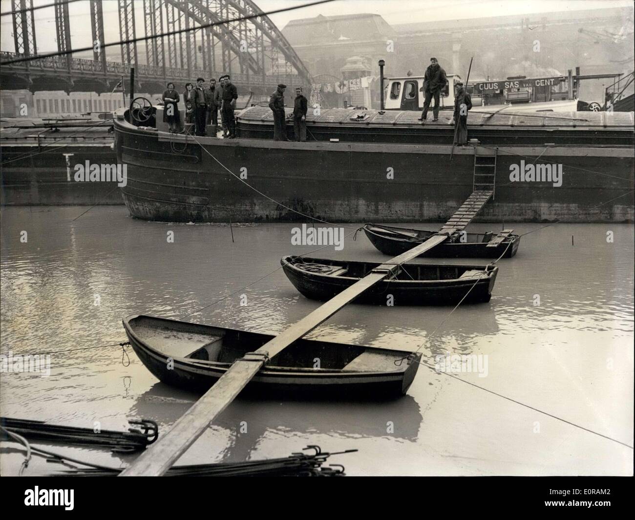 Sett. 27, 1958 - neve e inondazioni Sweep France-Seine sorge a Parigi: Mostra fotografica presso il ponte di Austerlitz, l'bargemen hanno vedere una passerella che coprono l'allagato rive della Senna. Foto Stock