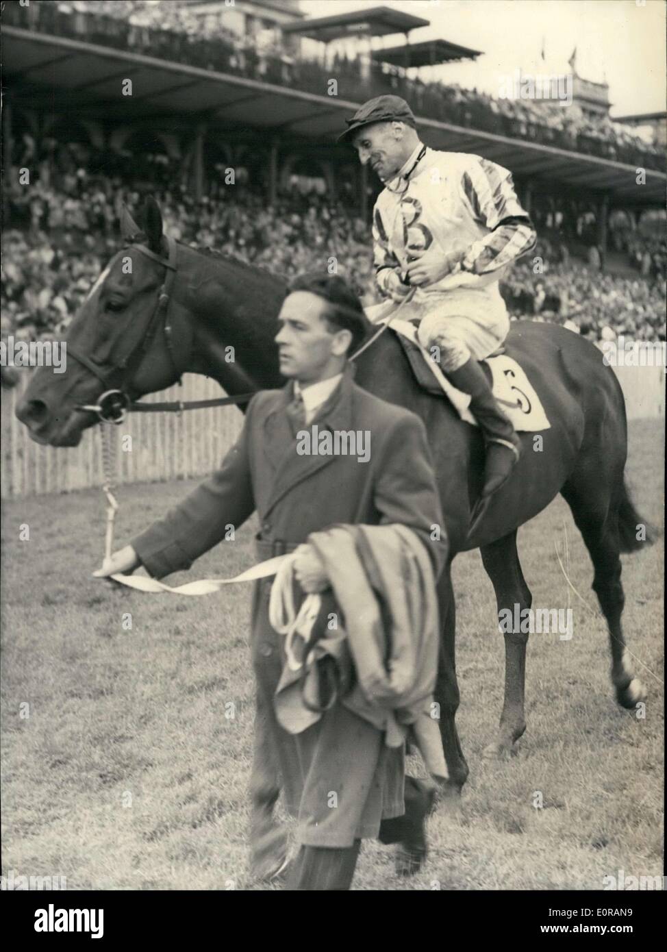 Ottobre 05, 1958 - Inglese cavallo vince l'Arc de Triomphe gara.La foto mostra Ballymoss, un inglese di proprietà dal sig. Macshain,con il fantino Breasley dopo la gara. Foto Stock