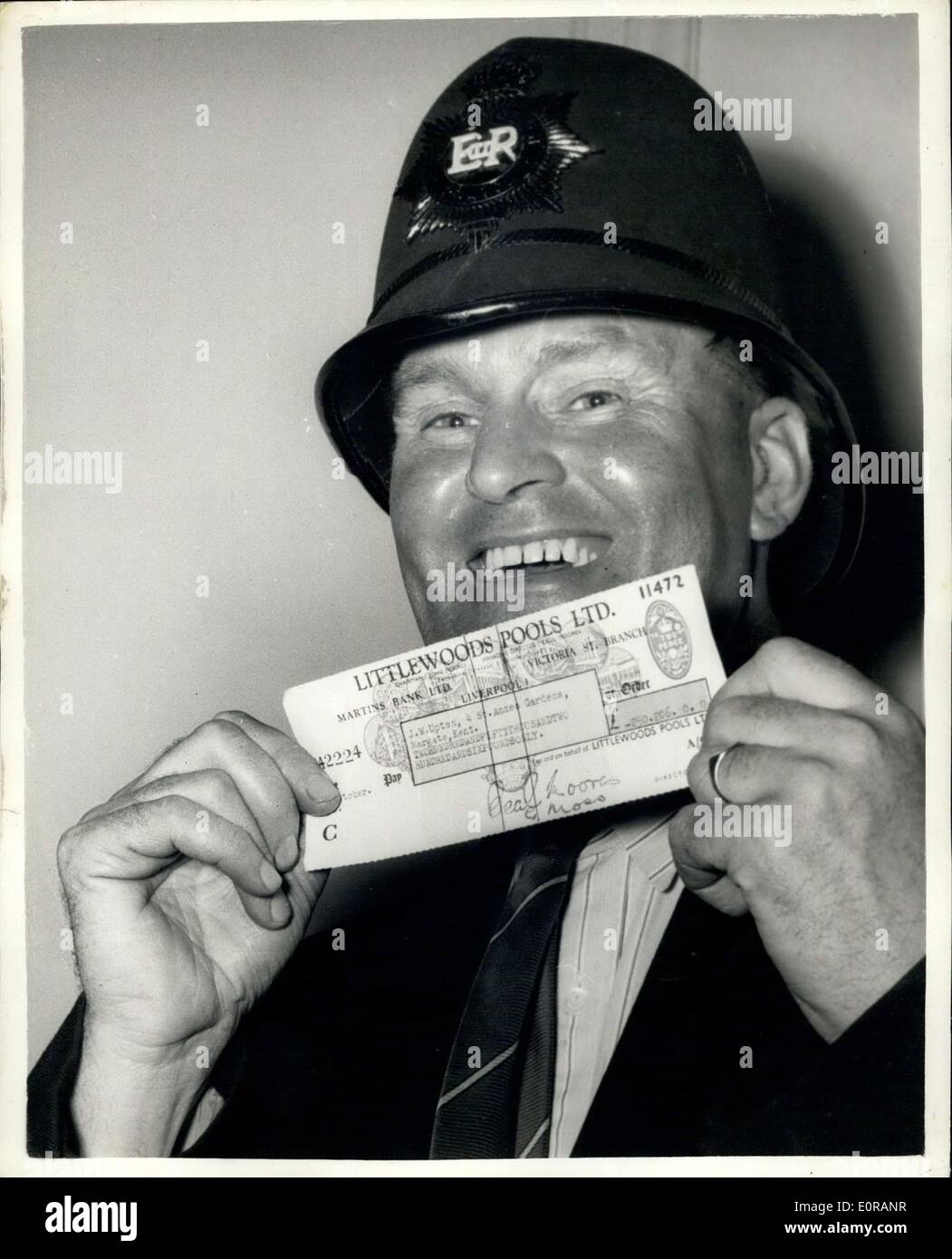 Ottobre 08, 1958 - lo chiamano ''La risata di poliziotto''... Syndicate Record Wins piscine premio: La chedque per 250 è stato la notte scorsa ha presentato al P.C. Jimmy Upton di Margate forza di polizia - presso la struttura Grosvenor House. Egli condivide il premio - il record mondiale di calcio premio piscine - con diciotto altri in un sindacato da Margate stazione di polizia. Il sindacato della vittoria totale, inclusi i dividendi più piccolo è stato 252,984 - 12 - Diametro esterno .. La strana coppia di mille viene inviata per posta. Jimmy Upton, che ha organizzato il sindacato - avrà un 50.000 quota del premio. La foto mostra: P.C Foto Stock