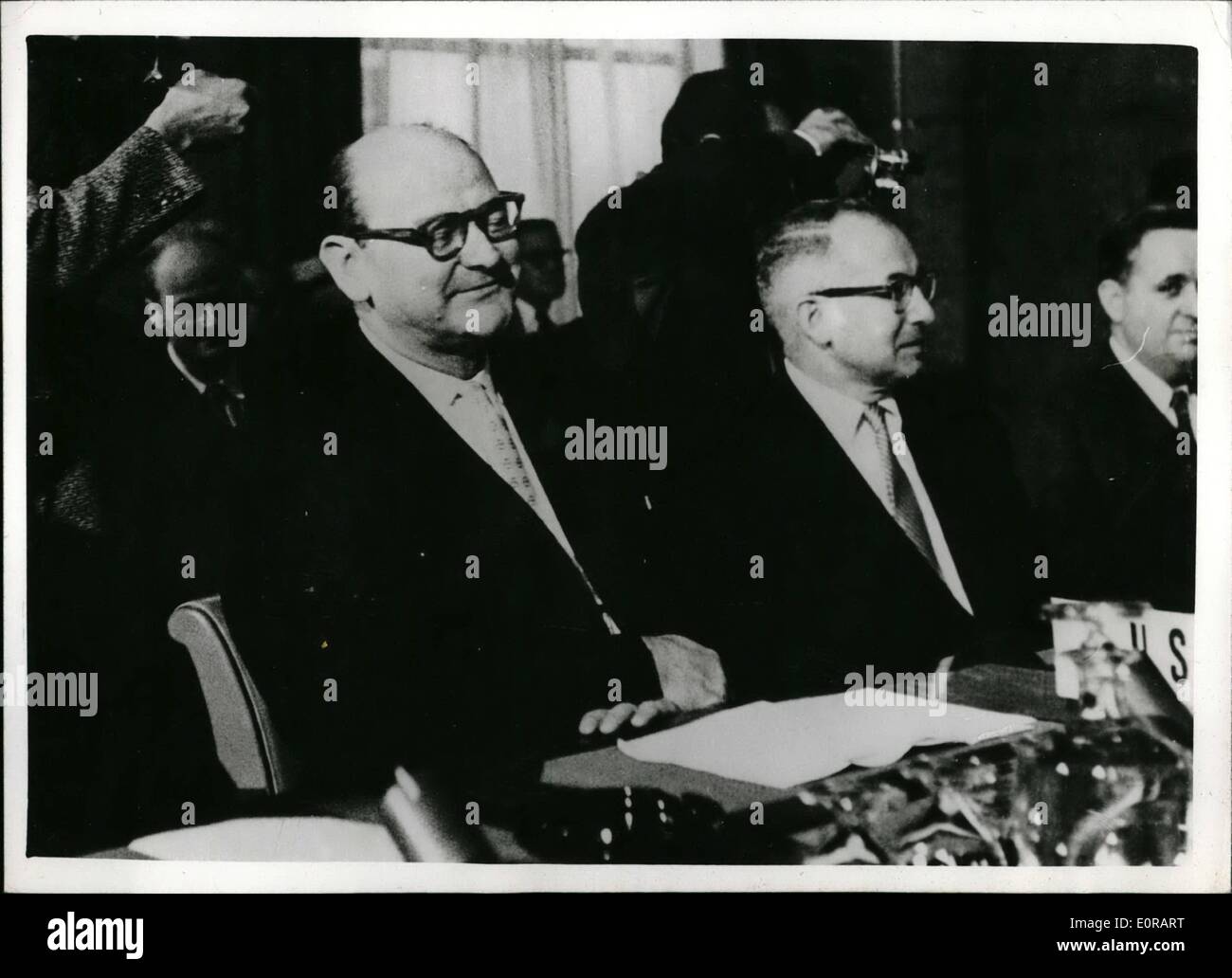 Nov. 11, 1958 - Test di atomo di colloqui di Ginevra: il sig. Tsarapkin, il capo della delegazione sovietica, ha dichiarato in apertura di tre Conferenza power on test nucleare di controllo, a Ginevra, che Russi era pronto a stabilire 'immediata' il controllo del Regno Unito e degli Stati Uniti d'accordo per fermare i test nucleari ''per sempre''. La foto mostra il sig. James Wadsworth (sinistra), leader della delegazione americana, raffigurato dur5ing del sabato della sessione della Conferenza di Ginevra. Foto Stock