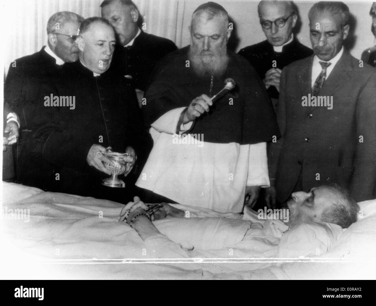 Papa Pio XII essendo beata sul suo letto di morte Foto Stock