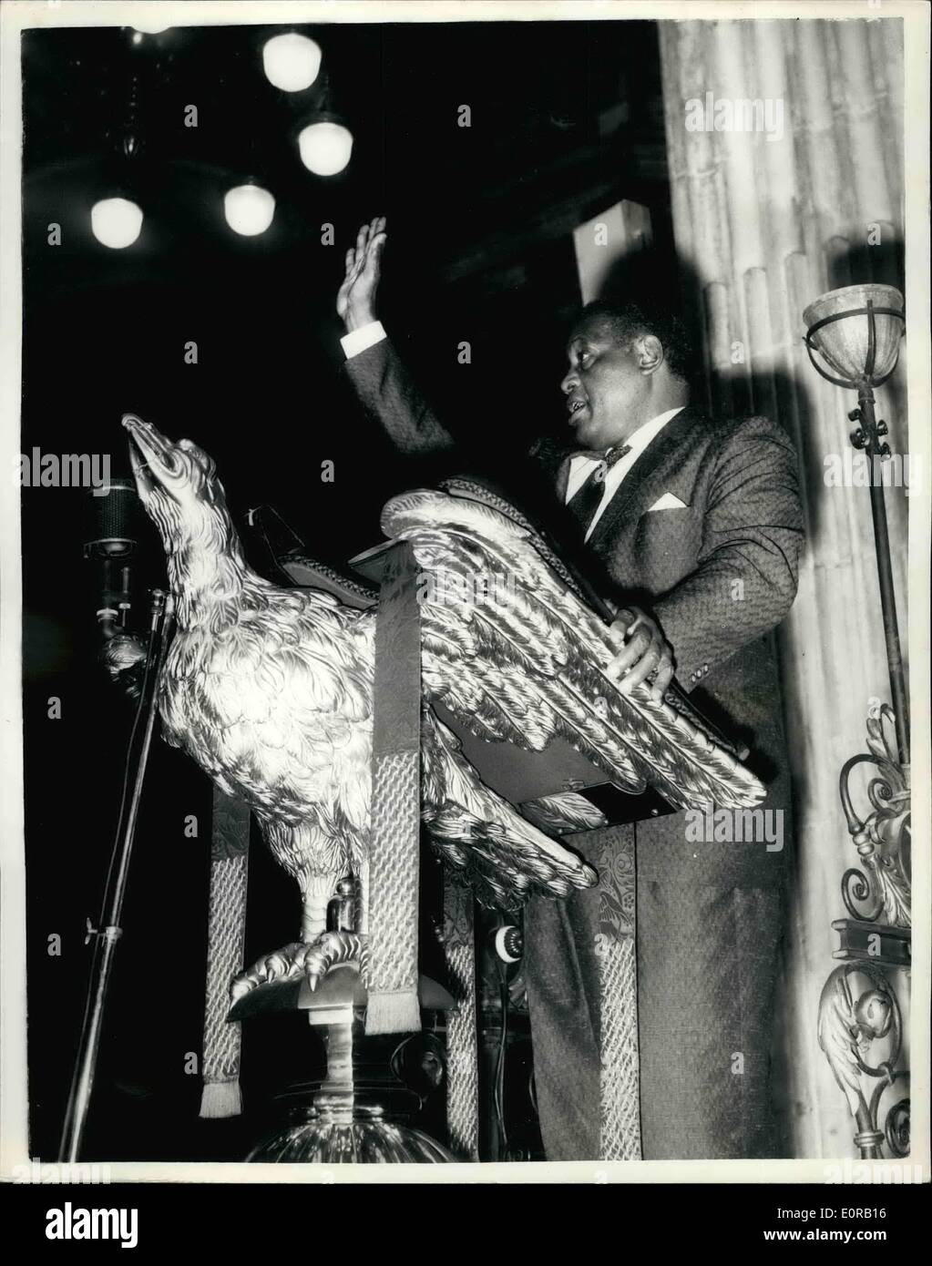 Ottobre 10, 1958 - Paul Robeson a san Paolo: la famosa cantante Paul Robeson oggi è andato alla Cattedrale di San Paolo, per scegliere la posizione dalla quale sarà in grado di cantare al servizio serale vi il 12 ottobre. La raccolta sarà destinata alla difesa e al fondo di aiuti per il sudafricano processi per tradimento. Mostra fotografica di Paul Robeson fotografata sul leggio quando facendo oggi i test di San Paolo. Foto Stock