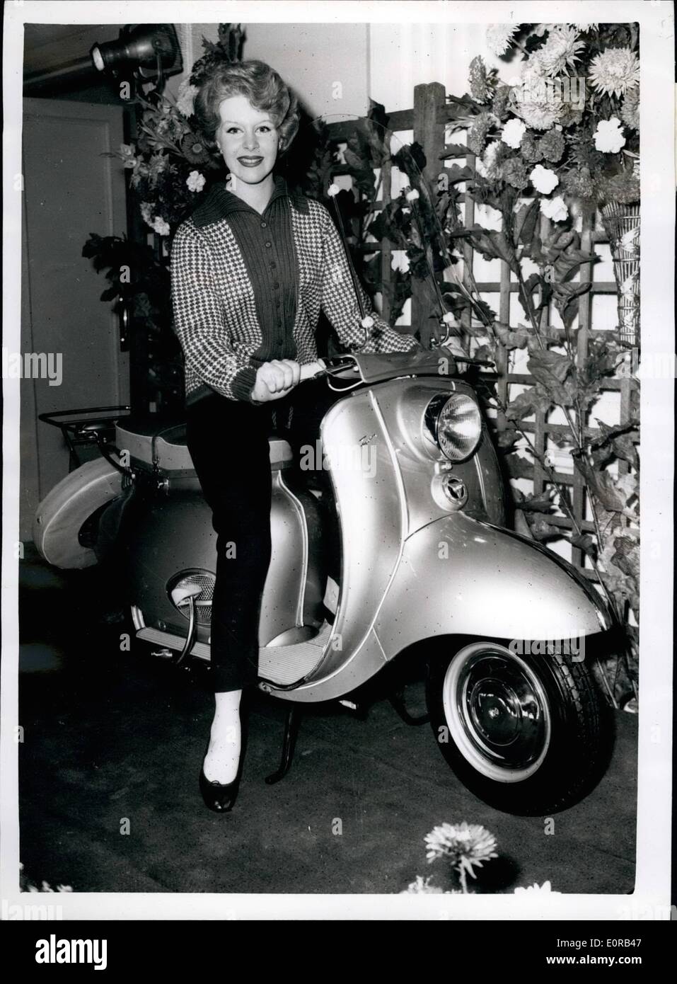 Ottobre 10, 1958 - Nuovo scooter britannico a sfidare i mercati di tutto il mondo il trionfo tigre 250 C.C. Macchina: Due nuovi scooter britannica sono stati annunciati oggi - a sfidare il mondo crescente mercato scooter.. dalla divisione automobilistica del gruppo BSA. Essi sono i 250 c.c. twin triumph Tigre - e la c.c. 175 a due tempi B.S.A. Sunbeam. La 250 c.c. di macchina è in grado di di crusing tutto il giorno a -60 m.p.h. con una velocità massima di 65-70 m.p.h.,e non 120 miglia p.gallone. Esso dispone di ventola di raffreddamento - bobina di accensione e pesa 240 lb. Prezzo per la 250 c.c Foto Stock