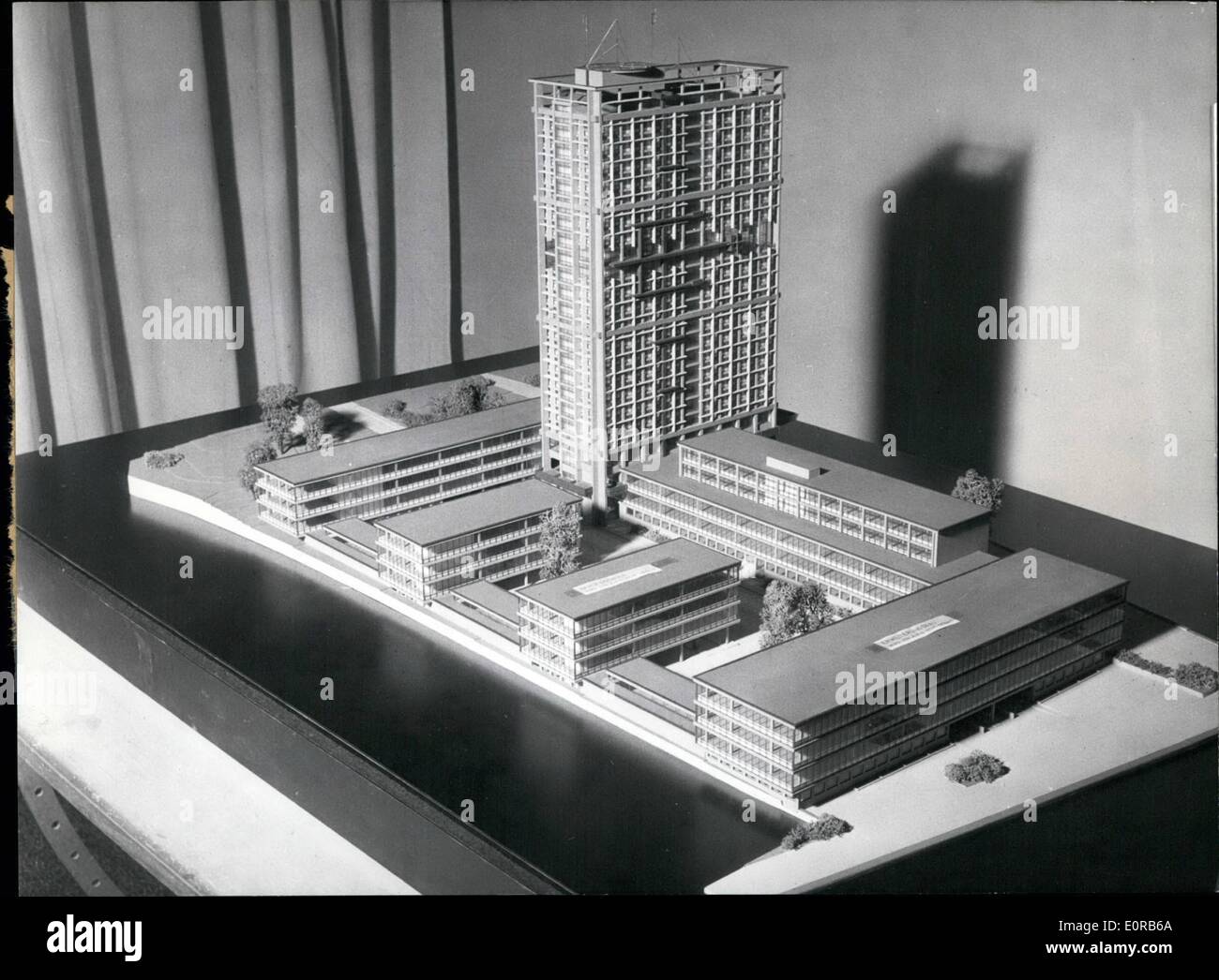 Il 12 Dic. 1958 - Il primo sky-raschiare nella città di Amburgo è stata ora avviata. La foto mostra la modalità della nuova presidenza di polizia edificio a 22 piani. Foto Stock