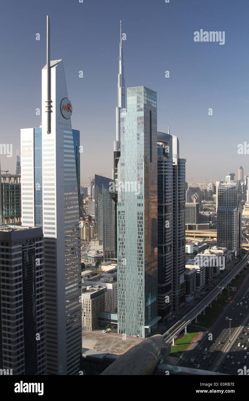 Grattacieli gettare ombre su Sheikh Zayed Road a Dubai lunedì 5 maggio, 2014. Foto Stock
