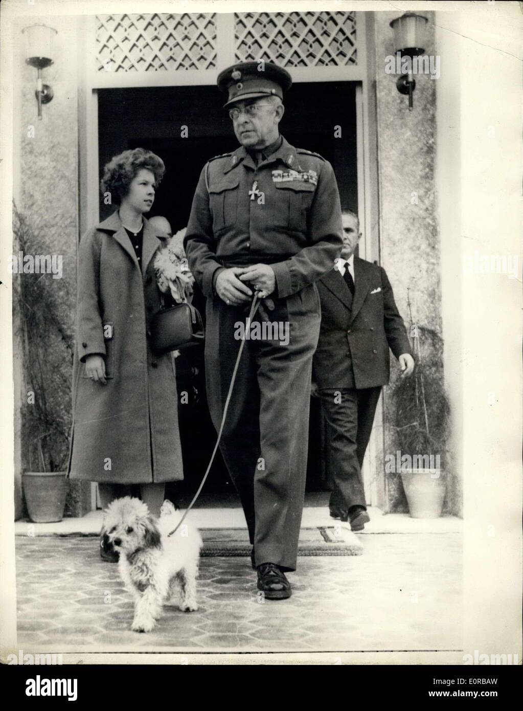 Nov. 19, 1958 - Il re di Paolo e il suo cane: mostra fotografica con il suo piccolo cane al guinzaglio, re Paolo di Grecia è raffigurato come egli ha lasciato la Banca nazionale di Lamia, durante il suo viaggio in Grecia Centrale. Con lui è la principessa Irene, più giovane figlia del greco della famiglia reale, che tiene il suo cane. Foto Stock