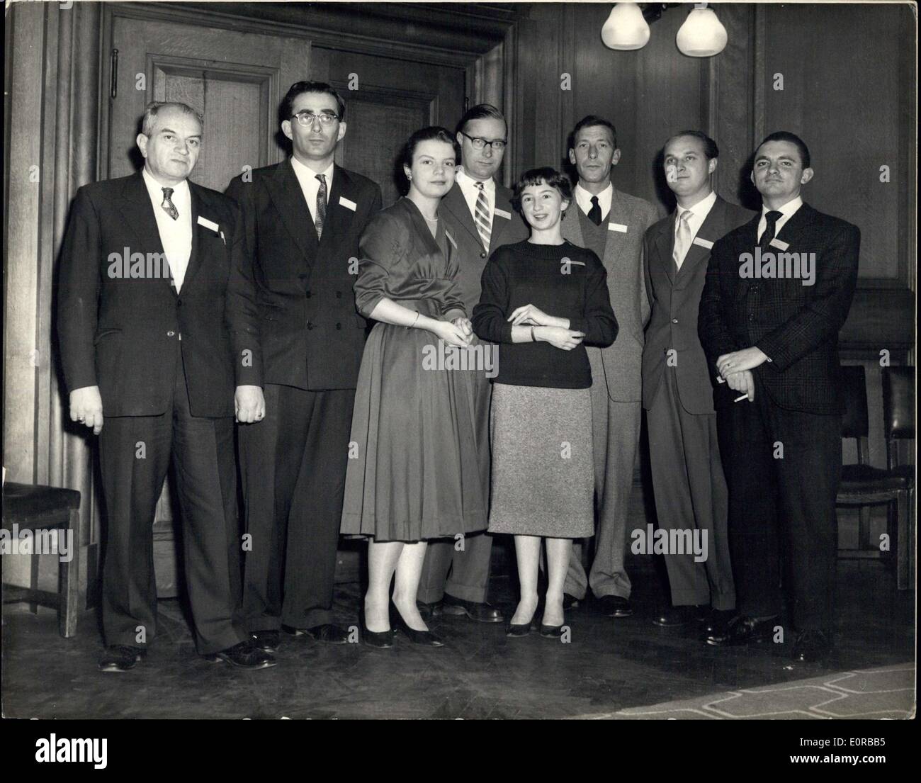 Nov. 21, 1958 - Foreign and Commonwealth insegnanti visita County Hall..oltre 100 insegnanti dal Commonwealth l Europa e gli Stati Uniti - che sono ora insegnano nelle scuole di Londra - questo pomeriggio ha partecipato ad un ricevimento in County Hall, Westminster, dato dal Chiarman di teh istruzione Commissione, sig. Harold C. Sherman... alcuni di loro sono qui sotto il ''Interchange'" azione -Keystone mostra fotografica di:- alcuni insegnanti presso la reception questo eveing L-R: Il Sig. F.P. Kulak (USA): il sig. G.,A. Simpon (NZ); Mme. C. Jacquinot (Francia); erede Pietro Adami (Germania); Frau.m. Schneedergee (Switzarland); MR Foto Stock