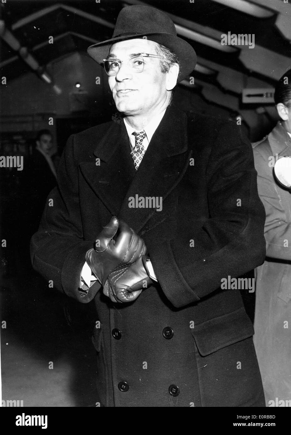 Attore Laurence Olivier voce a Londra per apparire sulla TV Foto Stock