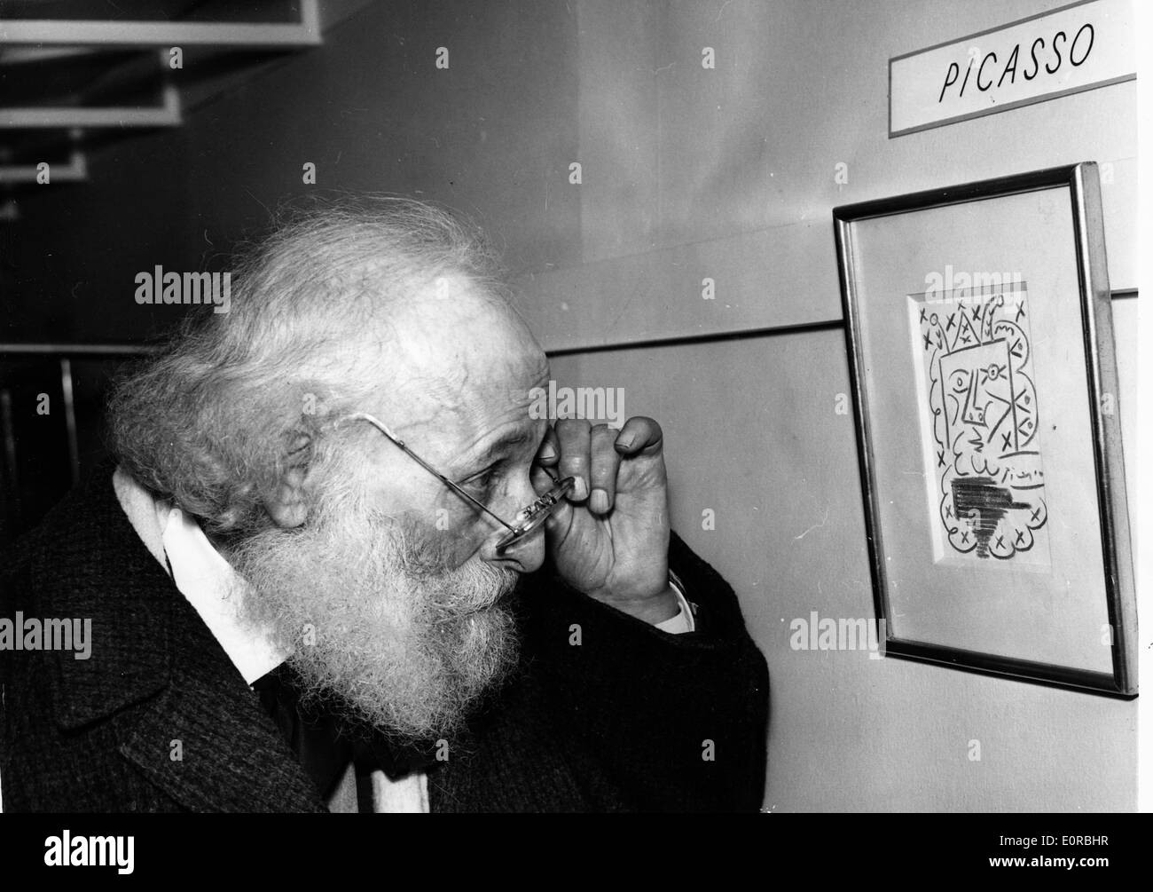 Pittore Raoul Henri Dreyfus ammira la pittura di Picasso 'Dessin' Foto Stock