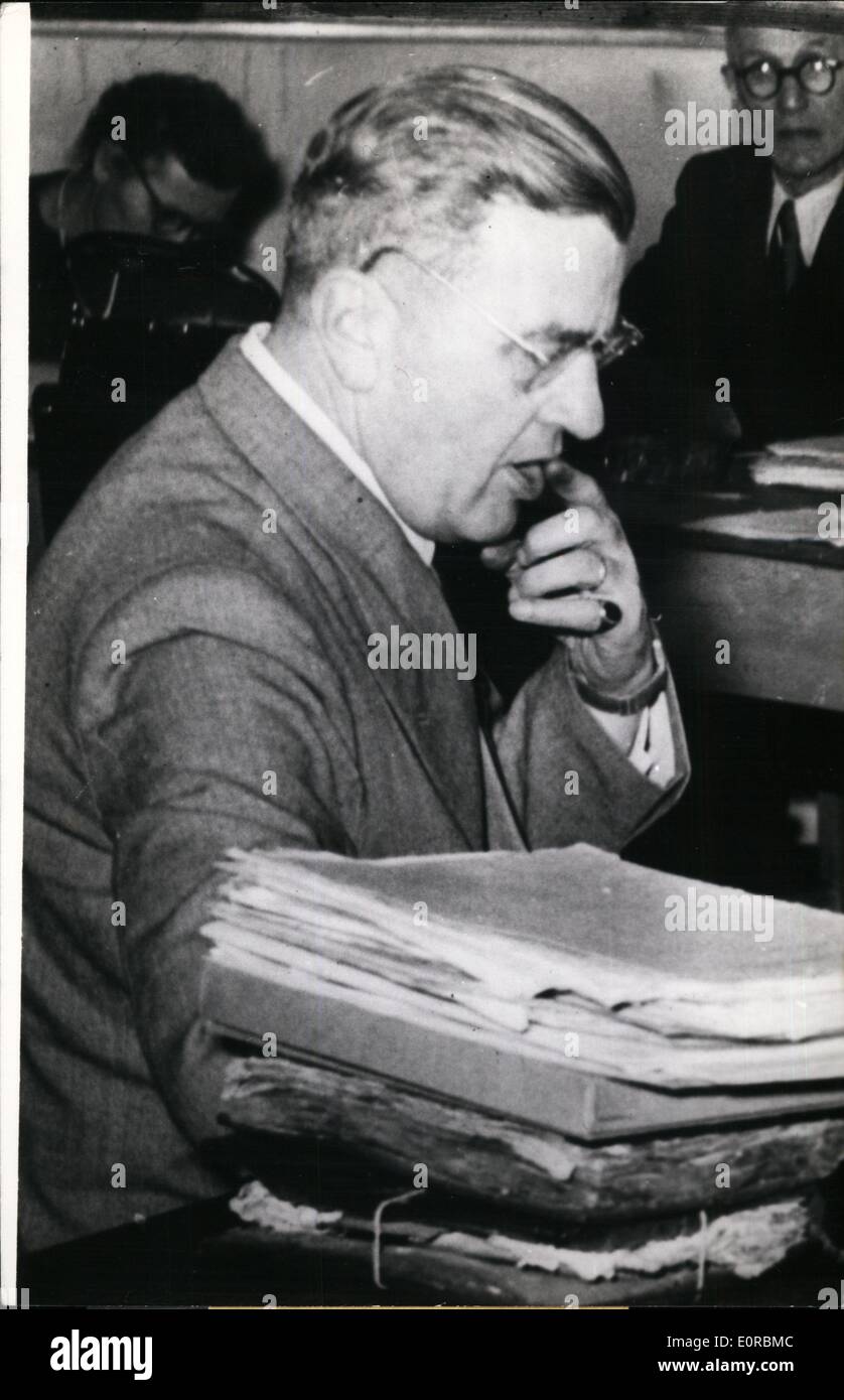 Il 12 Dic. 1958 - SS-arresto generale sospetto di avere votato omicidio: la ex SS-generale di Erich von dem Bach-zelewski fu arrestato per inchiesta come la procura di Norimberga ha annunciato oggi. Egli è sospetta di avere ordinato la ripresa di due SS-ufficiali del suo personale a Koenigsberg(est-prussia) Anton von Hohberg e buchwald. Questo dovrebbe avere happeneds nel luglio 1934 in connessione con il Roehmriot. von dem bach-zelewski pretens anche che egli aveva dato il veleno di Goering. Foto Stock
