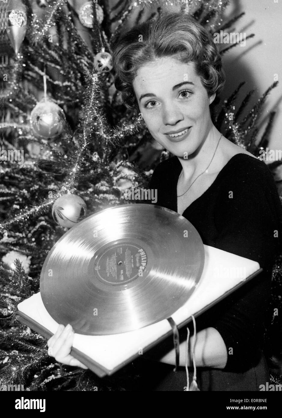 L'attrice Julie Andrews a casa che mostra la sua "Disco d'Oro" Foto Stock