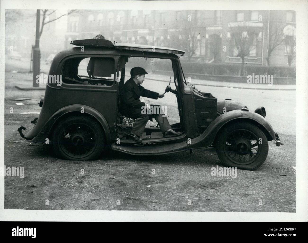 Gen 01, 1959 - antiche automobili oggetto di dumping nelle strade di Londra creare ancora un altro problema per le forze di polizia: abbandonati pre guerra automobili e camion per le strade di Londra sono la creazione di ancora un altro problema per le forze di polizia. I veicoli che sono ufficialmente designate come zone depresse è spesso impossibile rintracciare il proprietario..a Highbury nel nord di Londra, un funzionario di polizia ha un lavoro a tempo pieno cercando di individuare la proprietà di un certo numero di veicoli abbandonati. Foto Stock