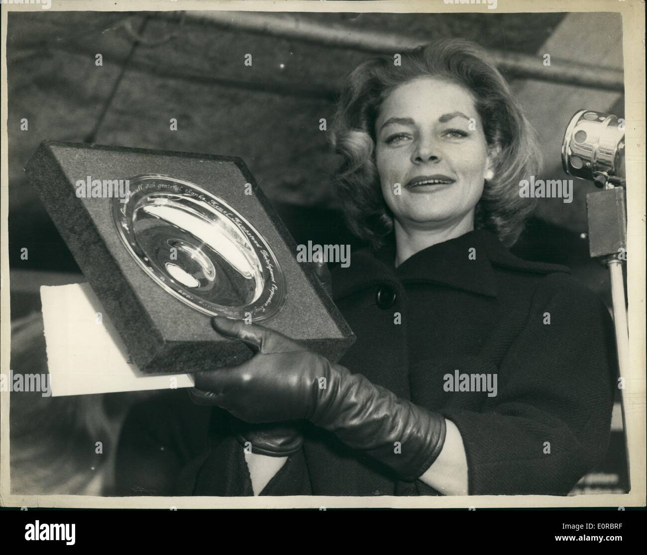 Gen 01, 1959 - ;Lauren Bacall ha partecipato con protagonista del lavoro del Nuovo Cinema; film di Hollywood star Lauren Bacall, chi è qui per preparare la sua co-starring ruolo con Kenneth più in ''frontiera Nord Ovest'' per il rango Orgnaisation, oggi davanti a una bottiglia di champagne su un bulldozer in una cerimonia per avvio dei lavori per il nuovo teatro Odeon a Hemel Hampstead. La sede di 1.200 Odeon è il primo teatro in Gran Bretagna per essere pianificato e costruito dal rango organizzazione poiché la guerra. È anche il primo ad essere avviato in alcuna delle nuove città Foto Stock