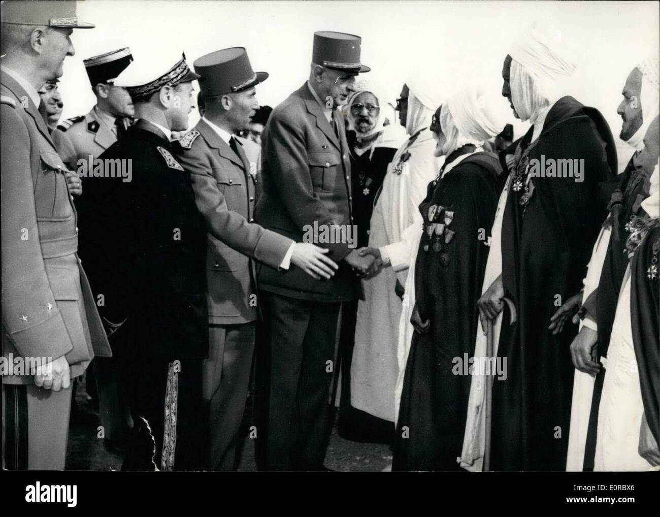 Il 12 Dic. 1958 - il generale De Gaulle Sahara visite: il generale de Gaulle si stringono la mano con i notabili locali come egli visite Hassi-R-Meil l ultima tappa del suo tour nel deserto del Sahara. Foto Stock