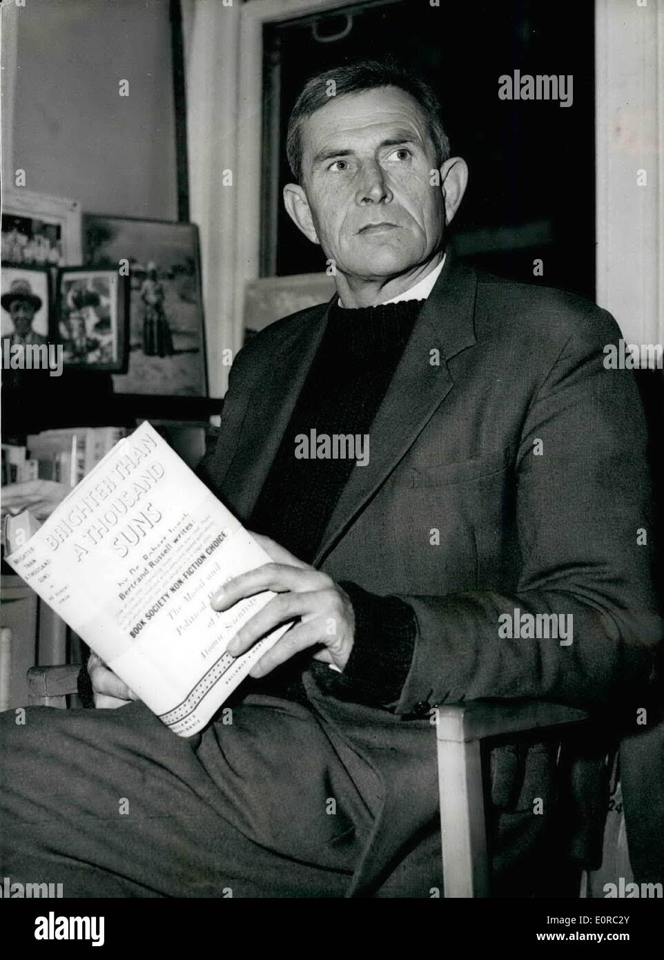 Gen 01, 1959 - Rev. Michael Scot attende. Swaffham, Norfolk magistrati ieri emesso mandati di cattura per 23 di più le persone che hanno manifestato a un razzo sito vicino a Swaffham. I warrant sono stati rilasciati perché hanno rifiutato di entrare in recognizance per mantenere la pace. Il Rev. Michael Scott. Uno dei dimostranti, era in attesa nella sua Vauxhall ufficio questa mattina. Keystone Foto Mostra: il Rev. Michael Scott leggendo un libro nel suo ufficio questa mattina come egli attende la polizia. Foto Stock