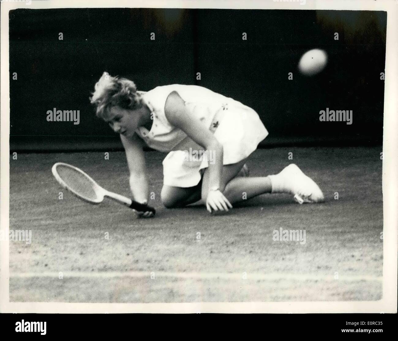 Gen 01, 1959 - tennis di Wimbledon Champions SHIRLEY BLOOMES cade. KEYSTONE foto mostra: SHIRLEY BLOOMER pieni - druing la sua corrispondenza con American - ALTHEA GIBSON - nell'Ladist Singles a Wimbledon questo pomeriggio, WIS Gibson ha vinto il primo set ma è stato perdere il secondo - in smesso di giocare. Foto Stock