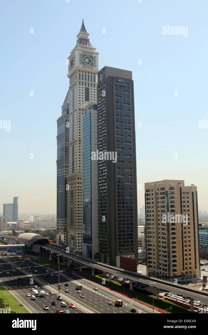 Al Torre Yaqoub e altri grattacieli gettano ombre su Emirates Towers stazione della metropolitana e la Sheikh Zayed Road a Dubai. Foto Stock