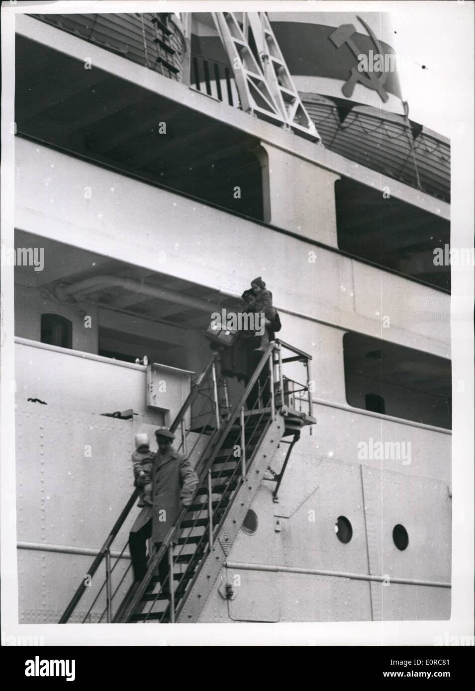 Il 12 Dic. 1958 - pollo-varicella mette famiglia finlandese in un post come emigrare in Australia.: la famiglia Peltonen, padre, madre e cinque figli erano sul loro modo di iniziare una nuova vita in Australia. Ma ora i migranti che hanno venduto la loro casa in Finlandia e navigato per Londra a bordo della camicia russa Baltika, sono scoraggiati. In mare 7-year-old Maaret sviluppato pollo-varicella e quando la nave ormeggiata a Tilbury il lunedì è stata inviata in ambulanza per un ospedale di isolamento a Gravesend Foto Stock