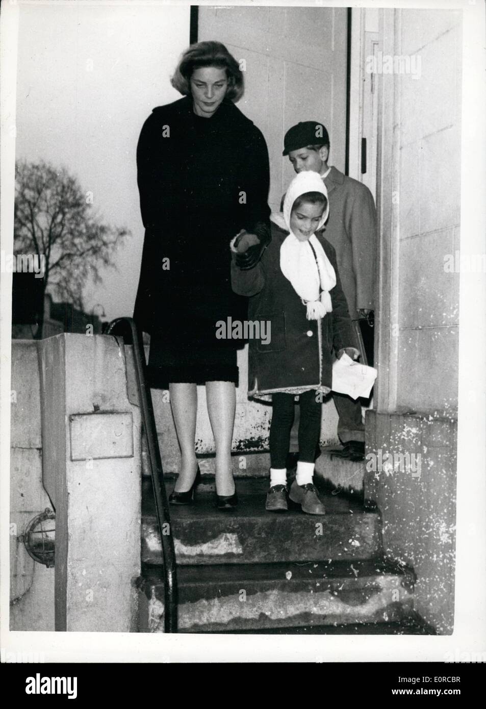 Gen 01, 1959 - Lauren Bacall accompagna i suoi figli a scuola a Londra.: Magno Bacall chi è qui per fare un film e che prevede di rendere permanente la sua casa a Londra è stata ieri per essere visto scortare i suoi due figli Stephen (10) e l ley (6) per la scuola americana, Gloucester Gate, Ri ent's Park. La loro casa è in Cadogan Square. La foto mostra ben confezionato contro th freddo Londra Lauren Bacall con Stefano e Lesley sulla strada per la scuola. Foto Stock