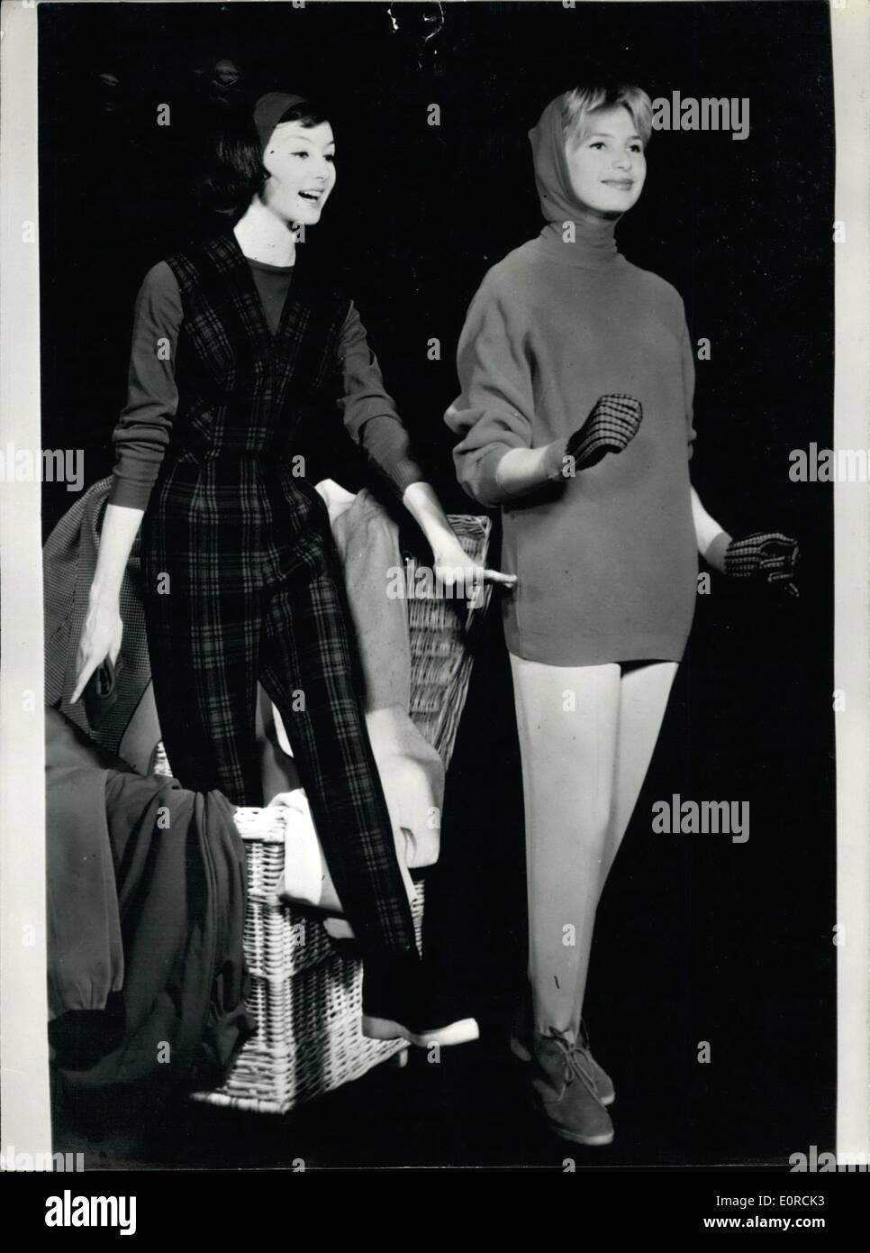 Gen 01, 1959 - Sport invernali Mode: Sport invernali Mode vengono ora mostrati in Parigi. La foto mostra due smart dopo- abbigliamento sci. Foto Stock